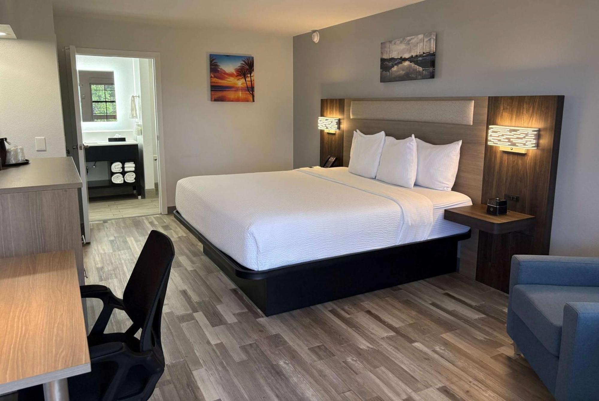 Deluxe King Room - Non-Smoking
