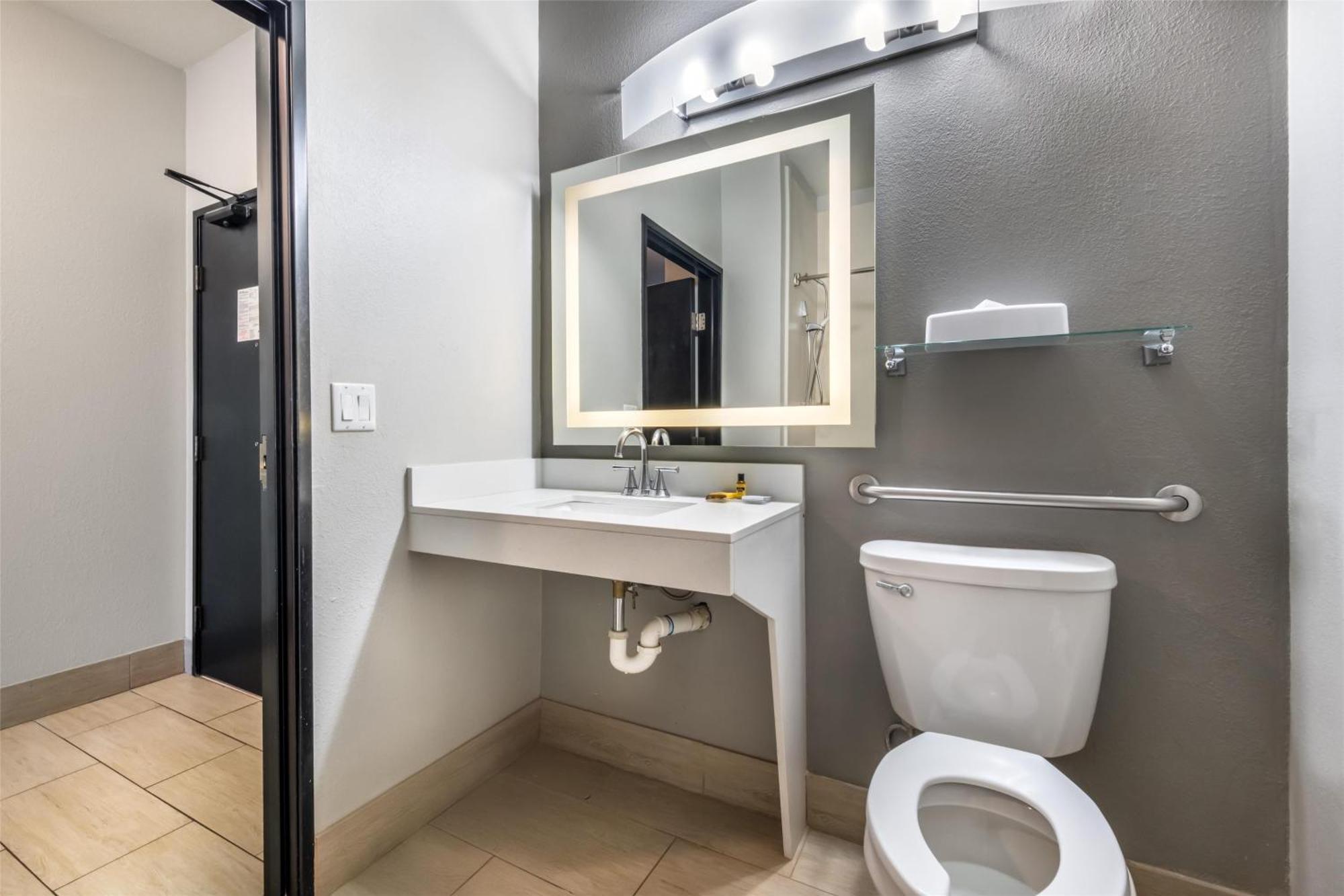 Standard Queen Room Two Queen Beds Mobility Accessible Tub