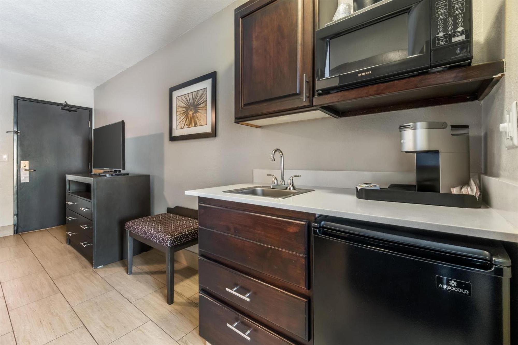 One-Bedroom King Suite with Kitchenette