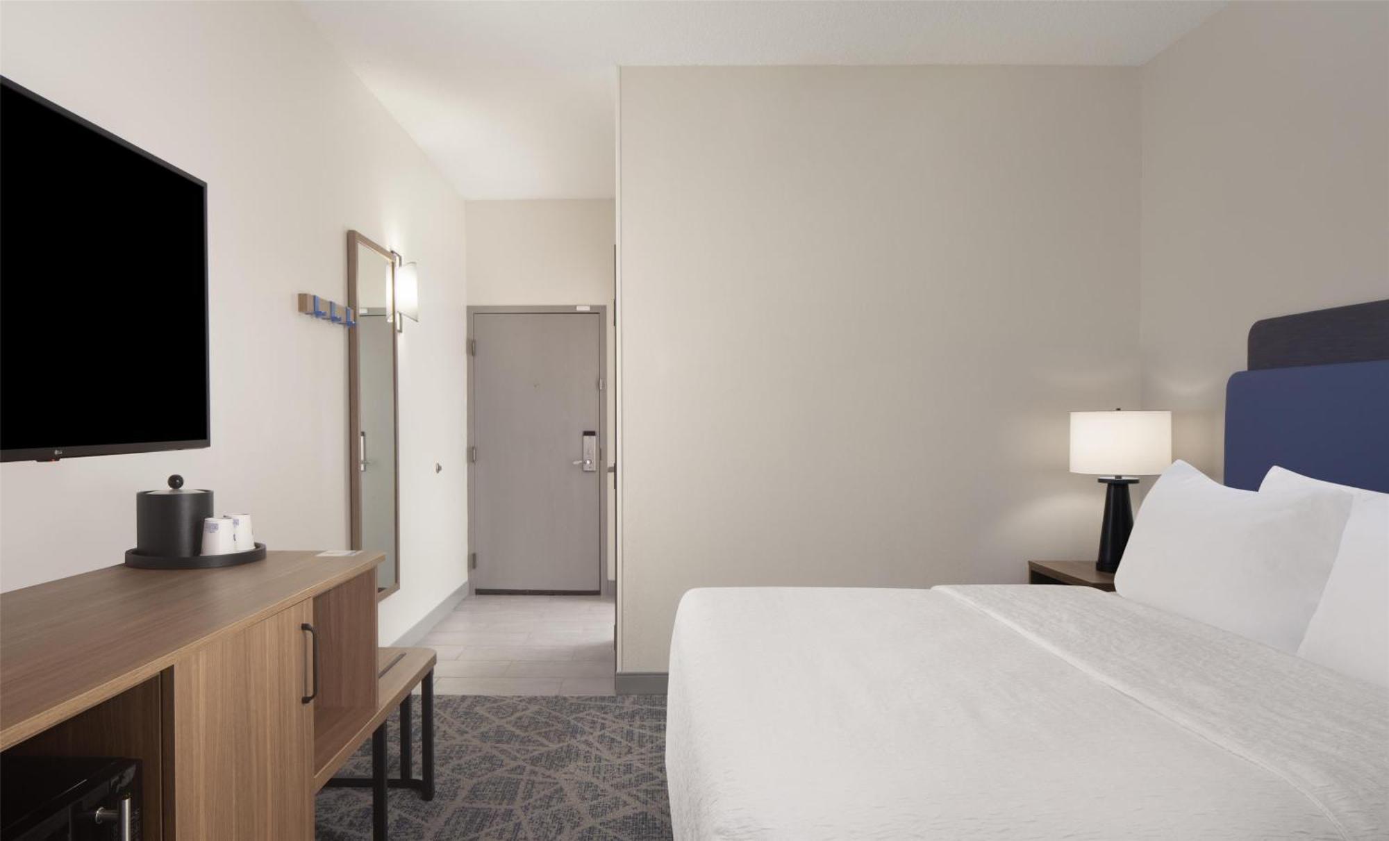 King Room with King Bed - Non-Smoking