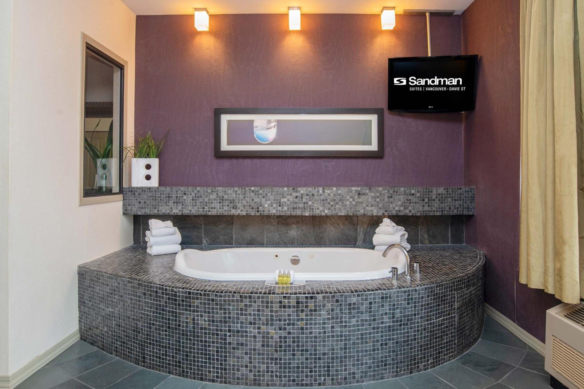 City View Penthouse Studio, 1 Queen Bed, Jacuzzi, Kitchen, Balcony,1677858546:JPEG
