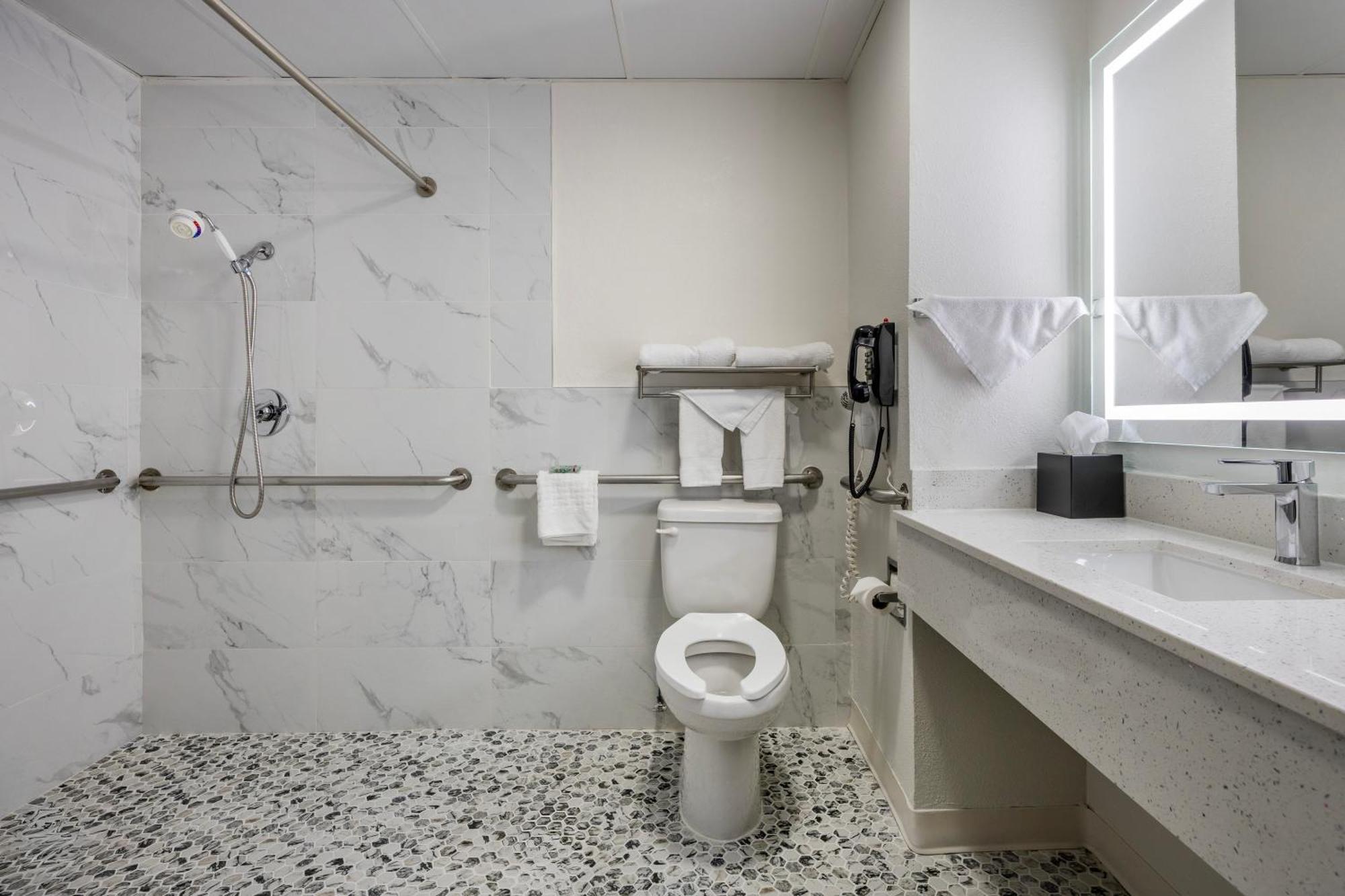 Queen Room Roll Shower Disability Access or Non-Smoking