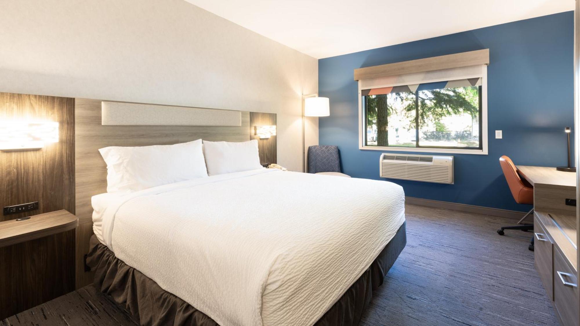 One Queen Bed Room - Disability Access Hearing Accessible