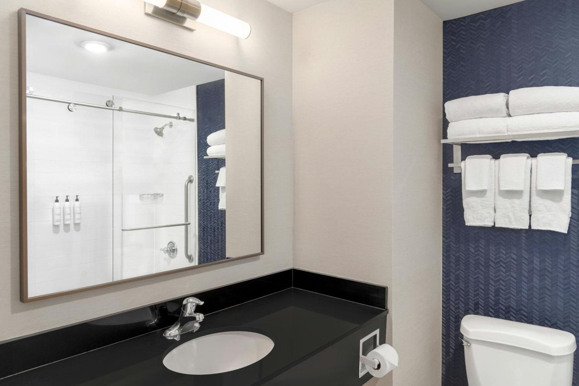 King Room with Transfer Shower - Mobility Access/Hearing Accessible