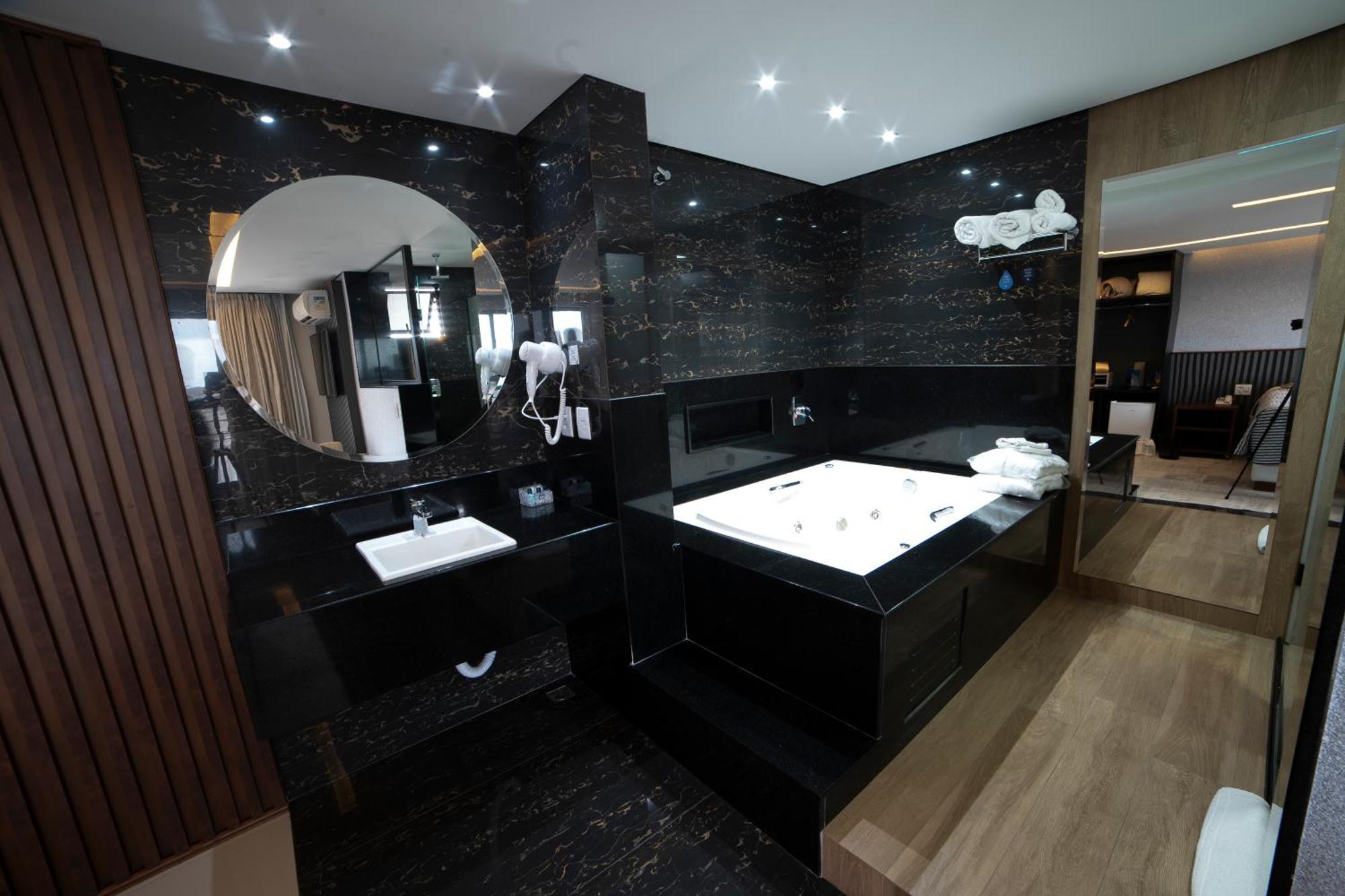 Deluxe Suite Spa Bath