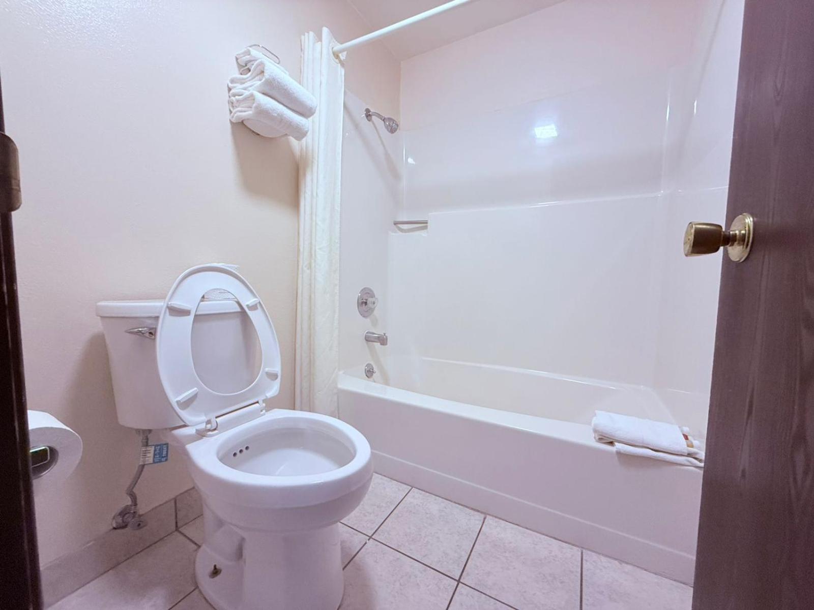 Deluxe Queen Bed Non-Smoking,1678650614:JPEG