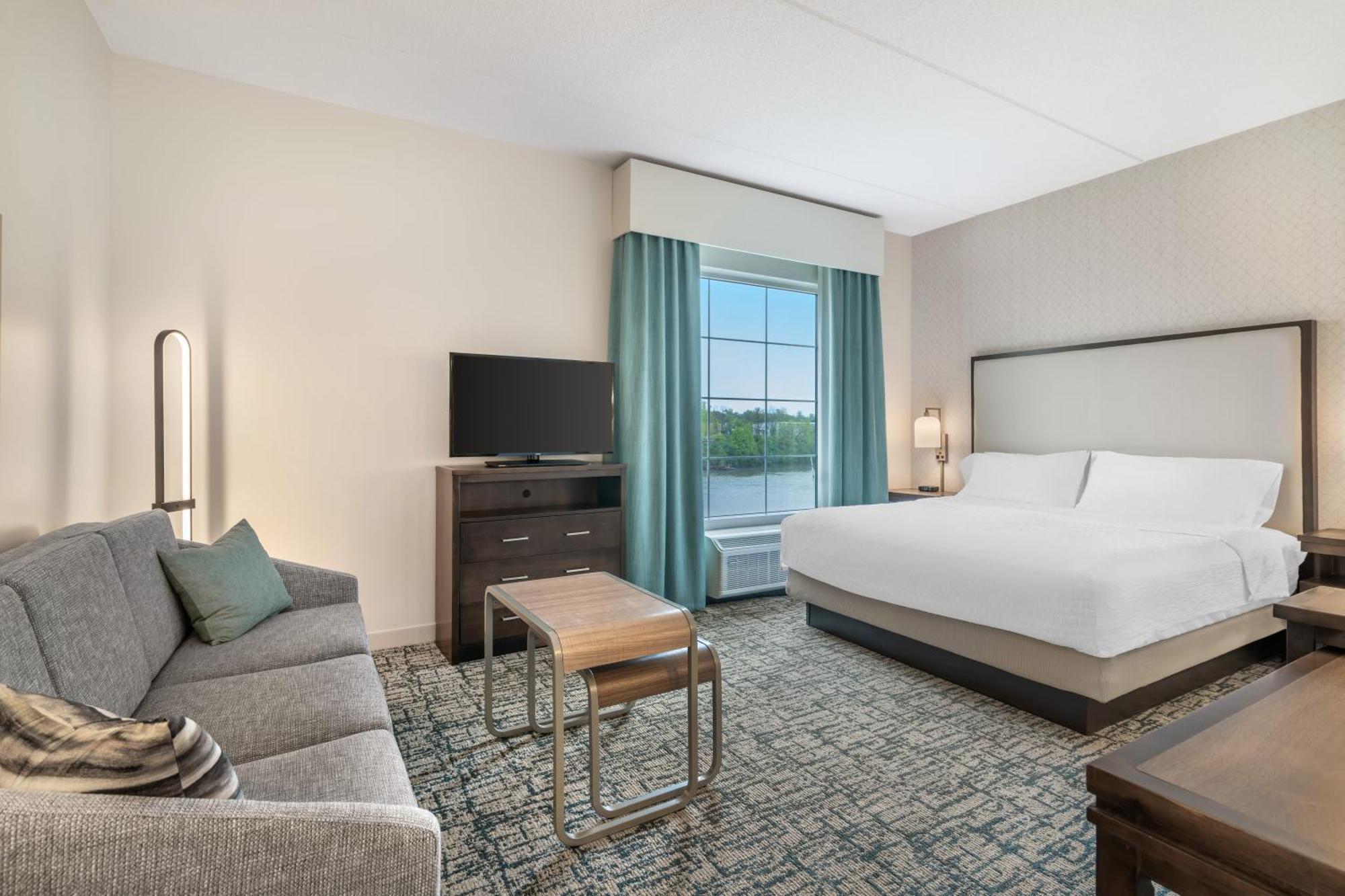 One-Bedroom king Suite River View Non-Smoking