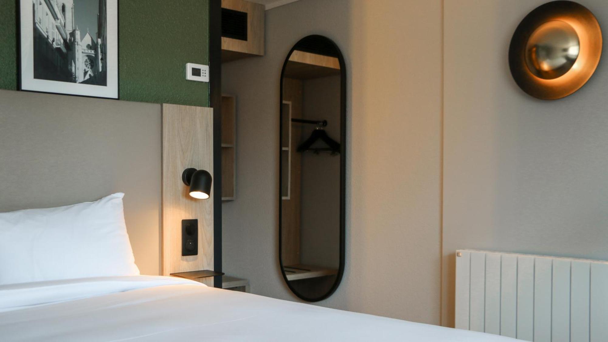 Standard Room 1 Queen Bed