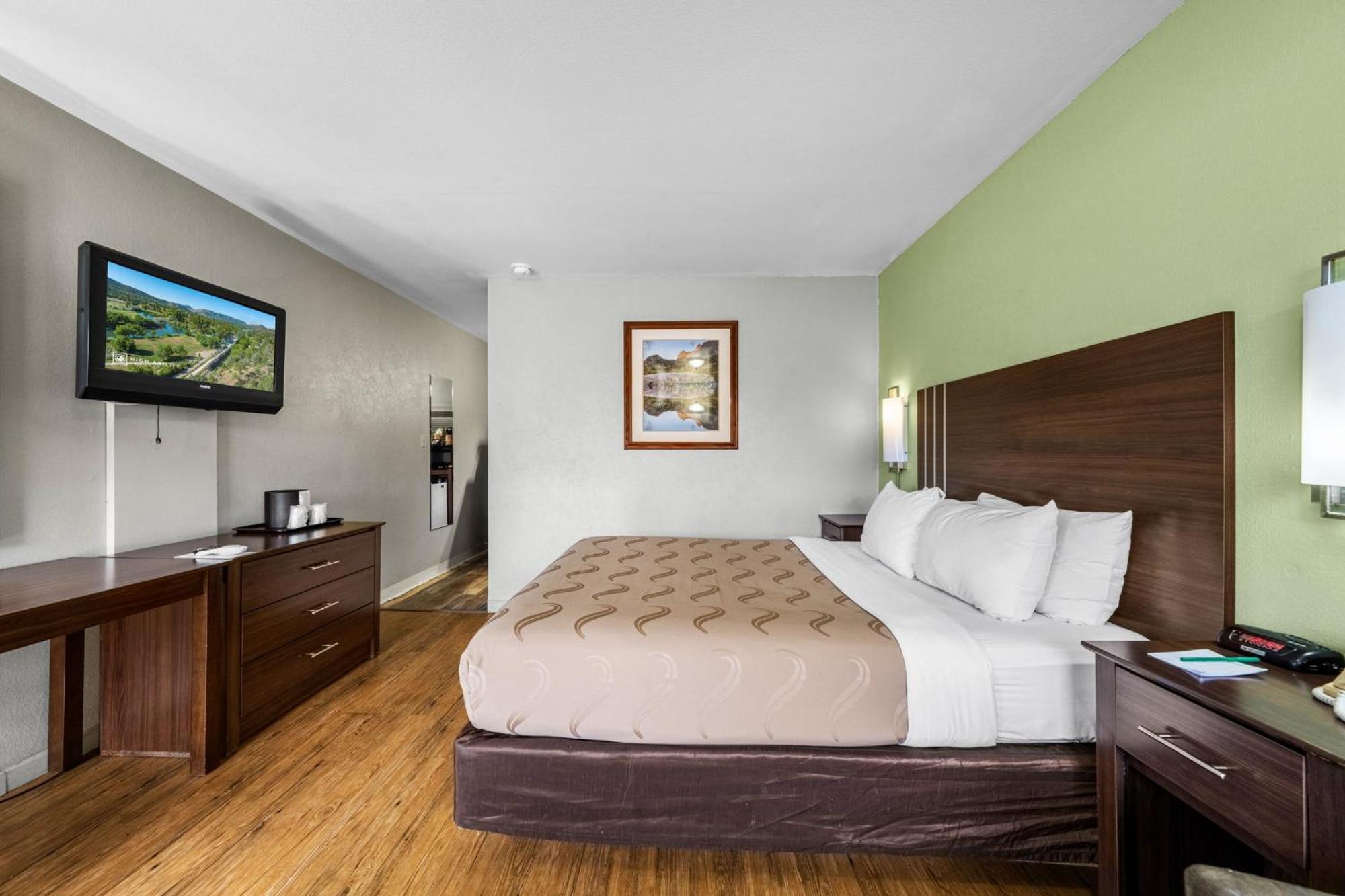 Queen Room Non-Smoking or Pet Friendly