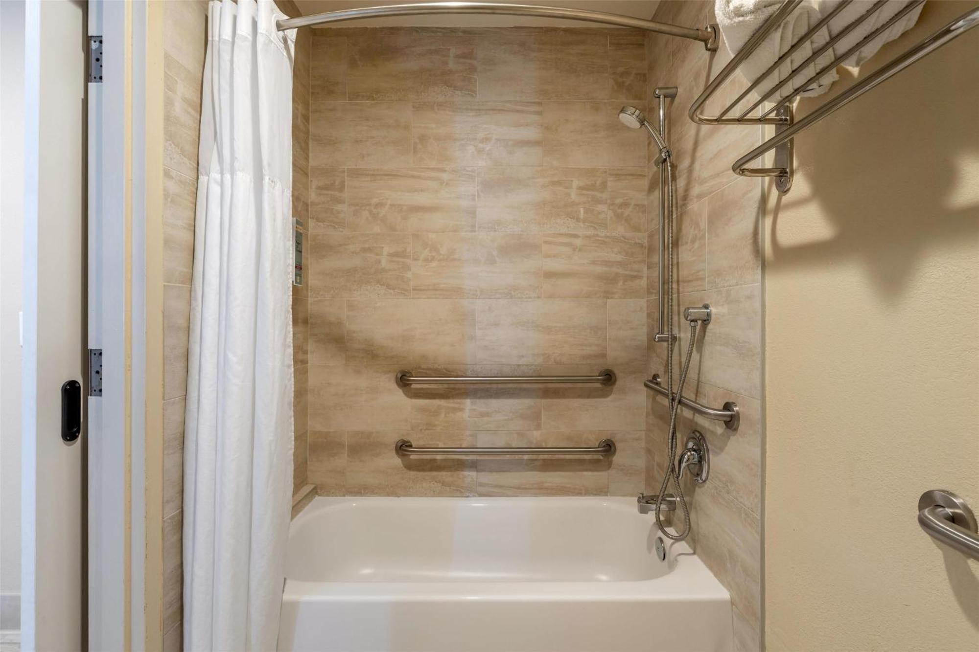 King Room Bath Tub Disability Access or Non-Smoking