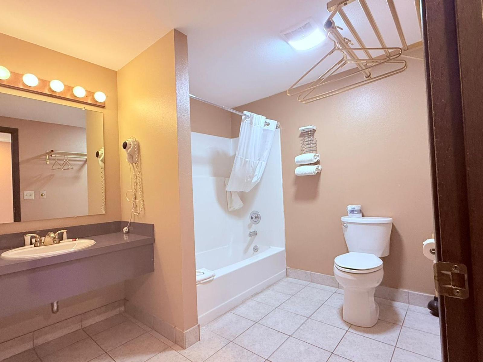 Queen bed Non-Smoking Jacuzzi