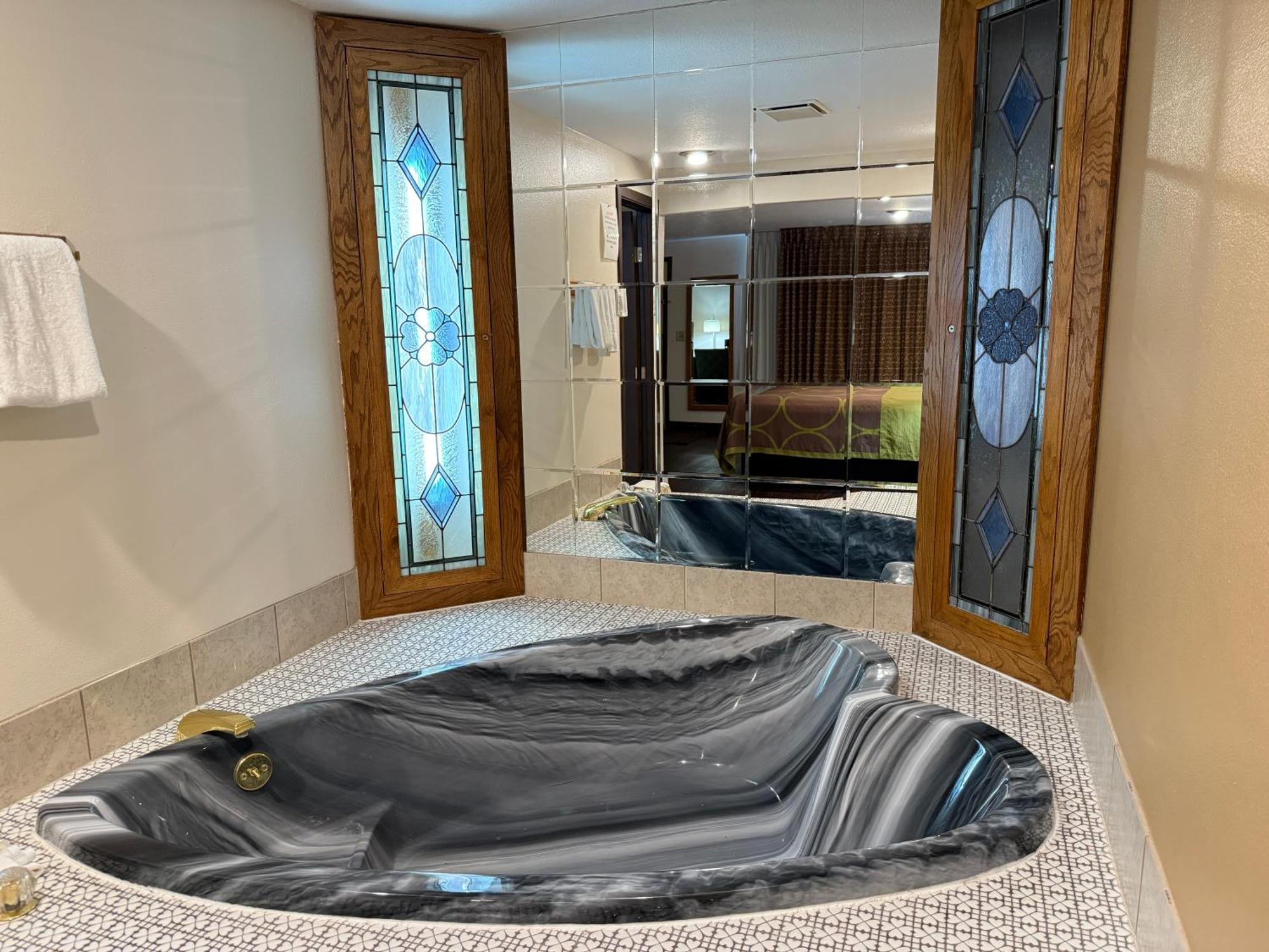 Queen bed Non-Smoking Jacuzzi