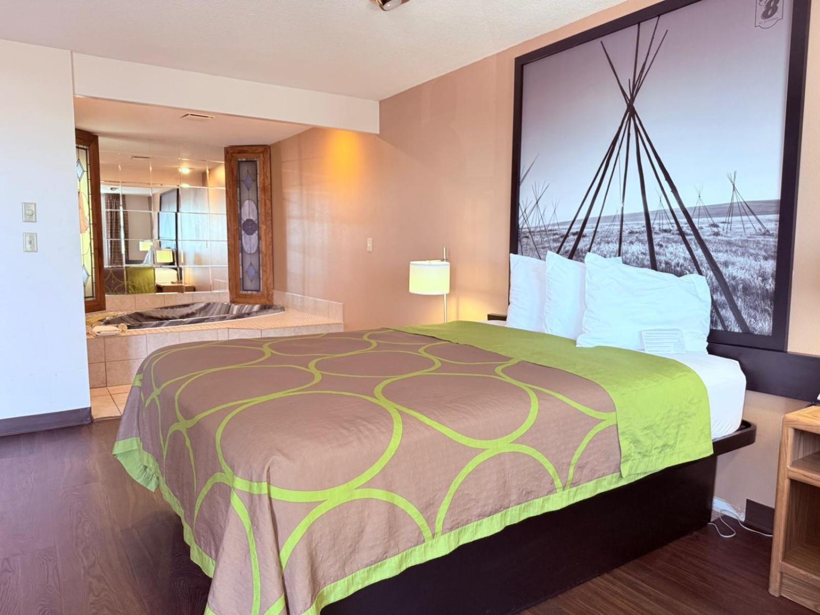 Queen bed Non-Smoking Jacuzzi