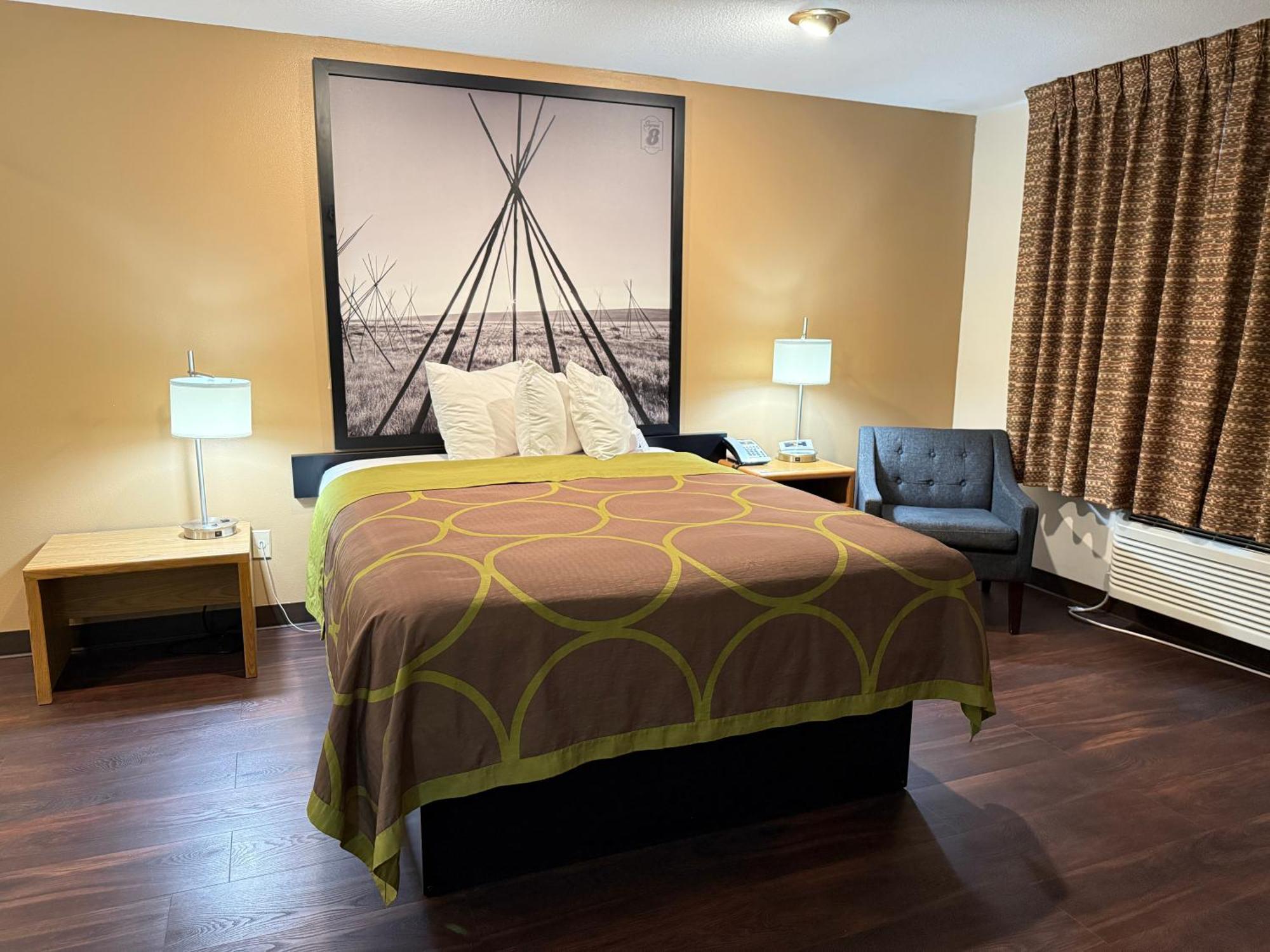 Queen bed Non-Smoking Jacuzzi