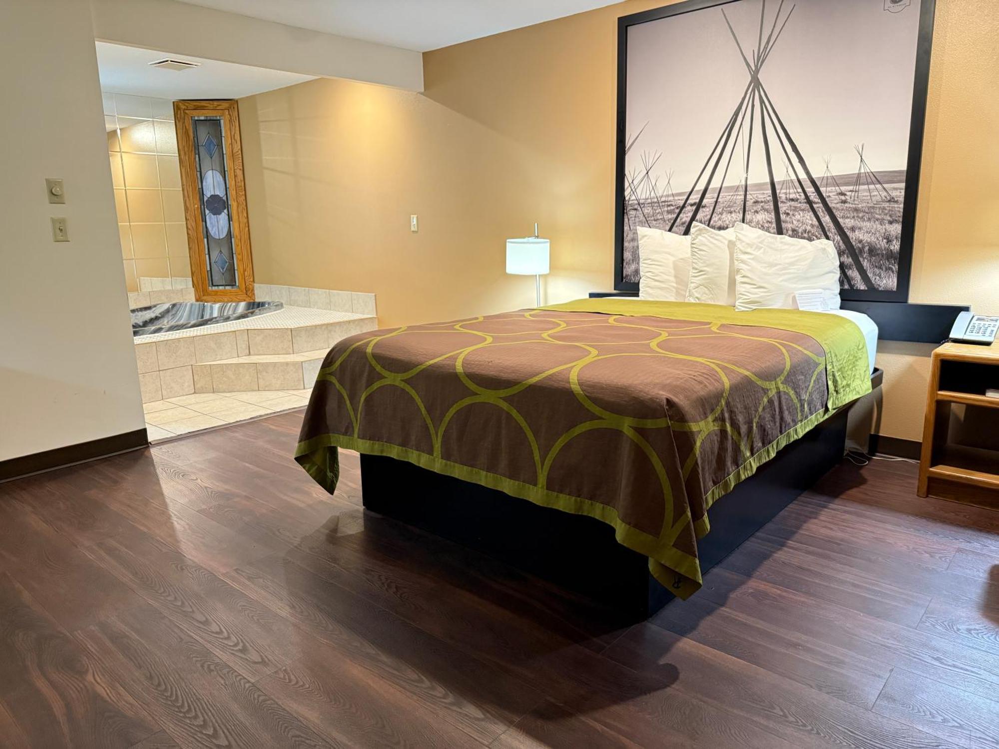 Queen bed Non-Smoking Jacuzzi