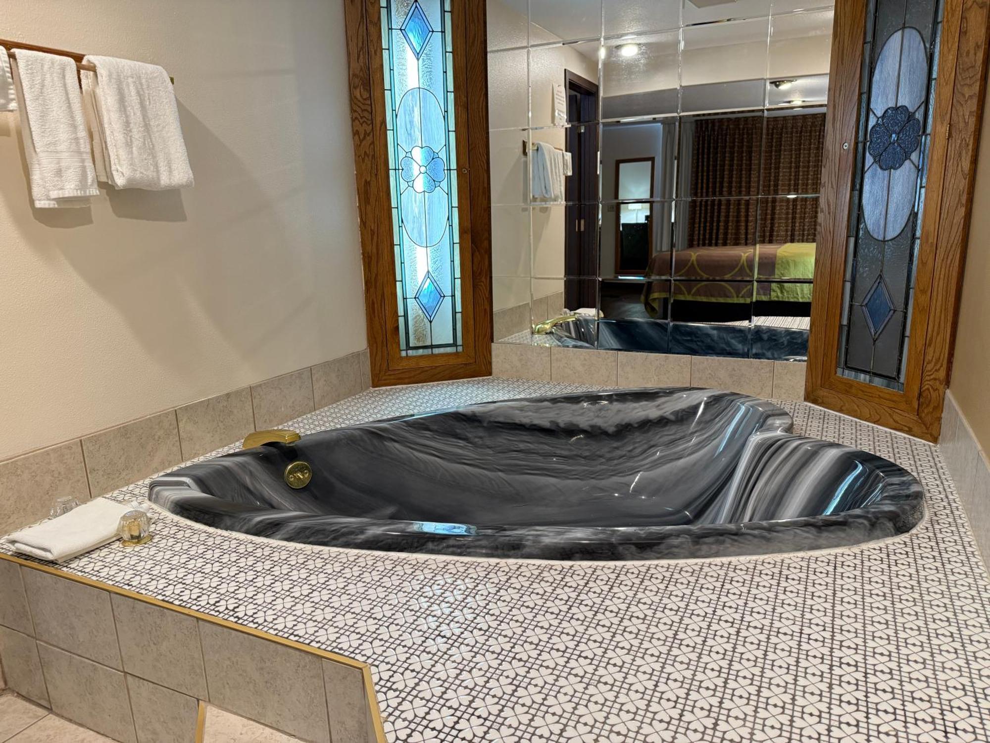 Queen bed Non-Smoking Jacuzzi