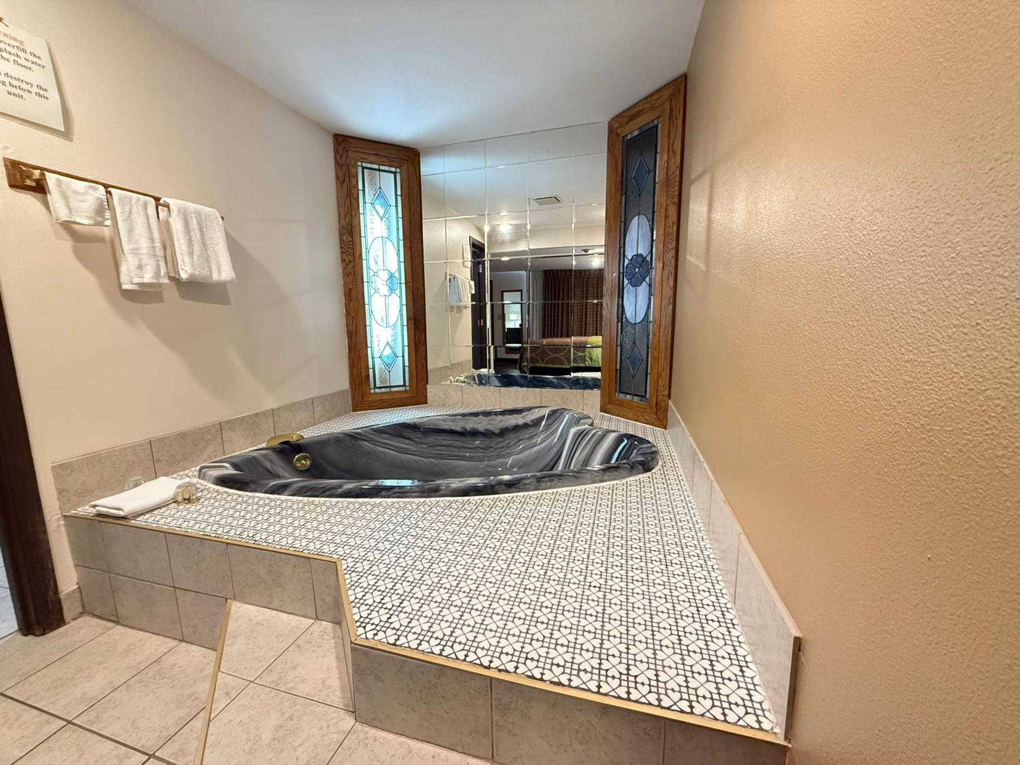 Queen bed Non-Smoking Jacuzzi