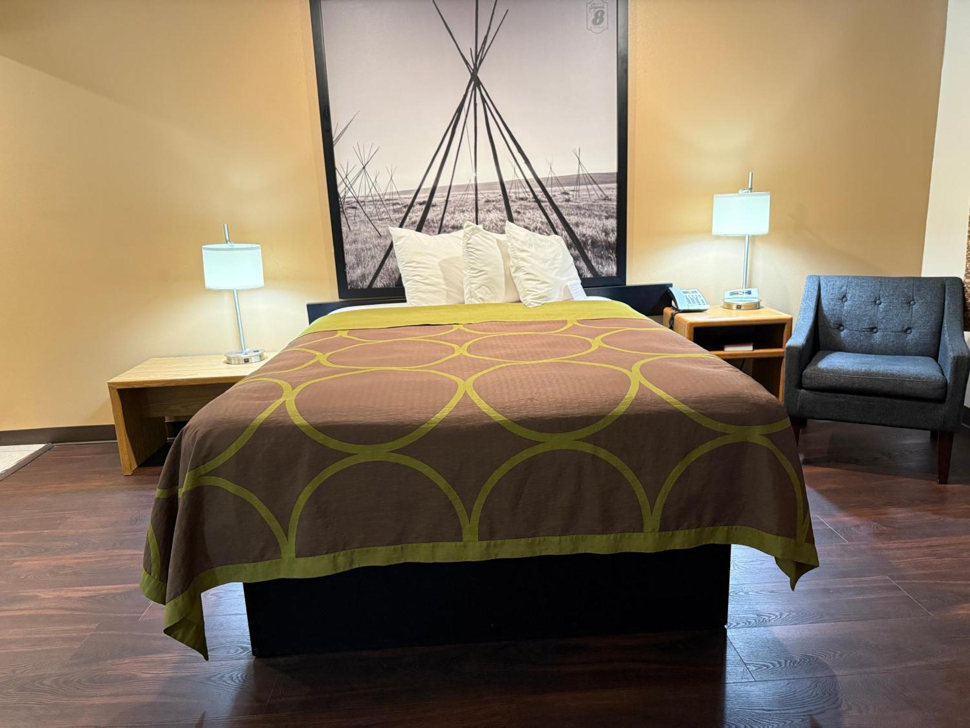 Queen bed Non-Smoking Jacuzzi