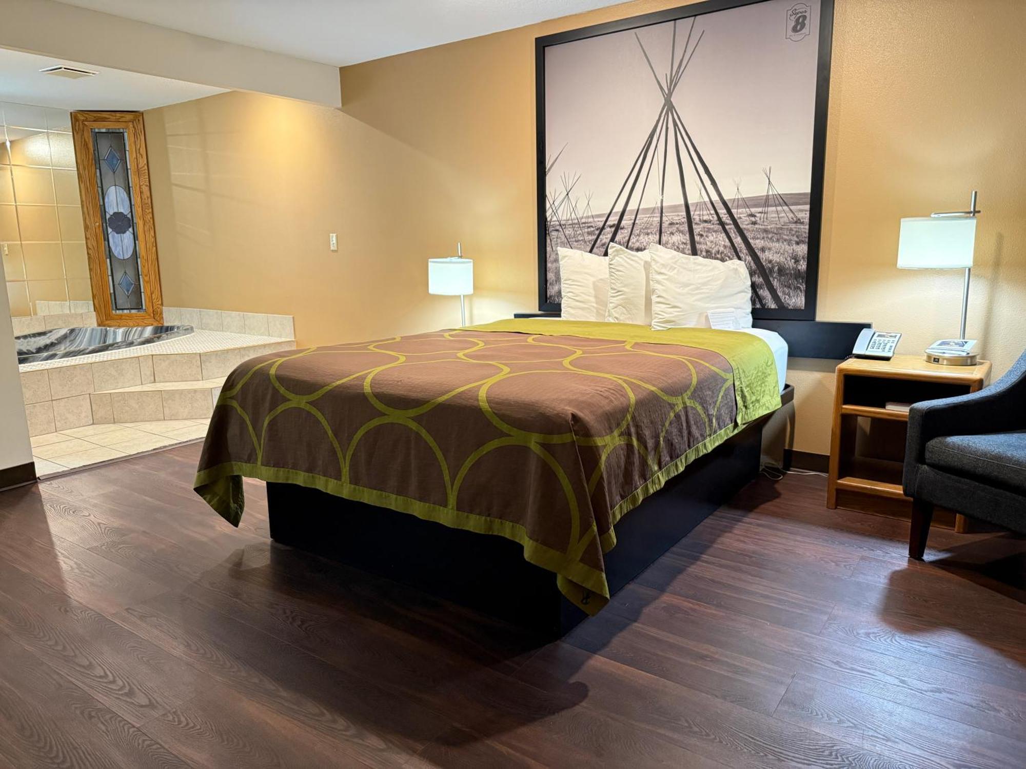 Queen bed Non-Smoking Jacuzzi