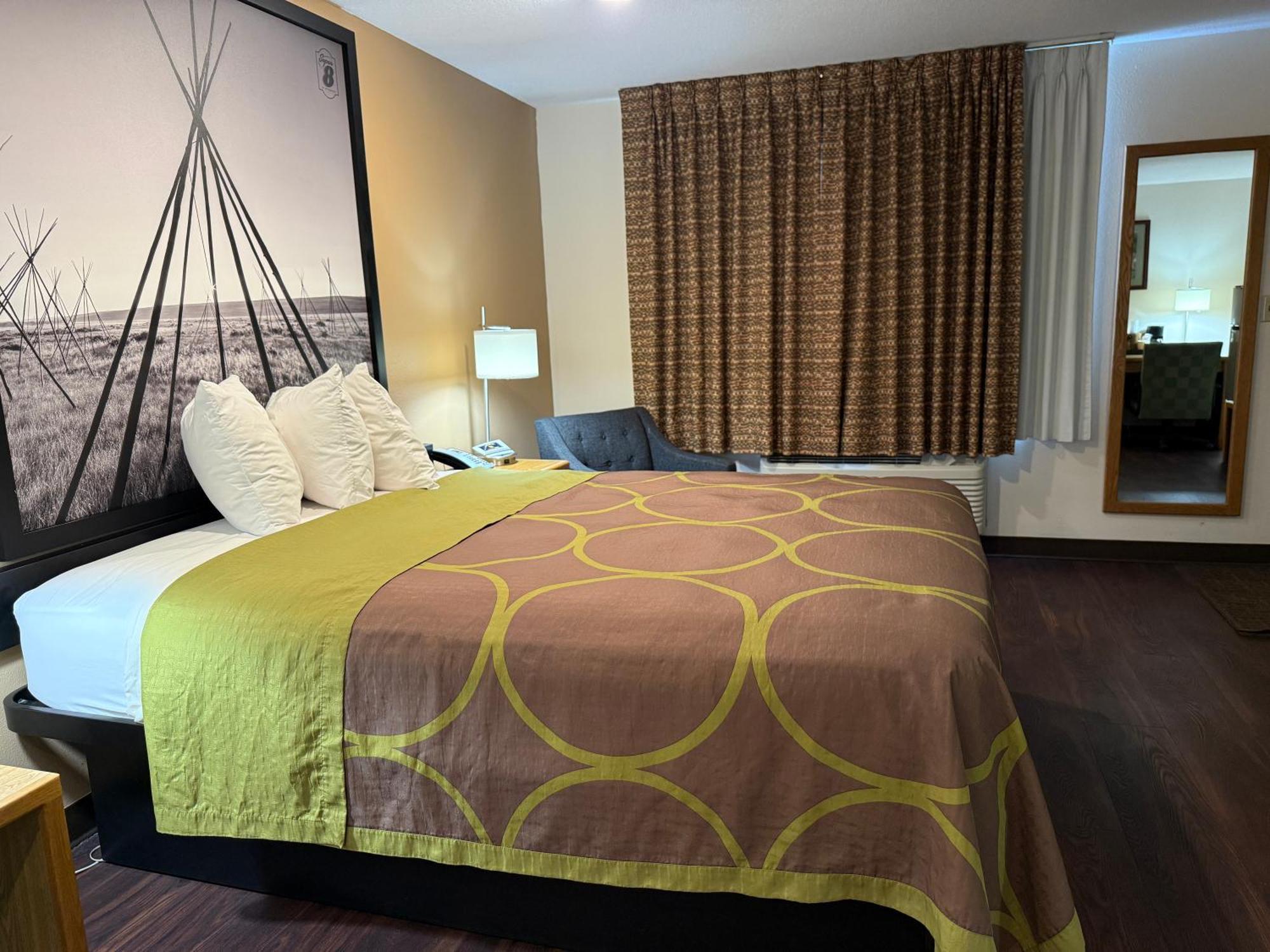 Queen bed Non-Smoking Jacuzzi