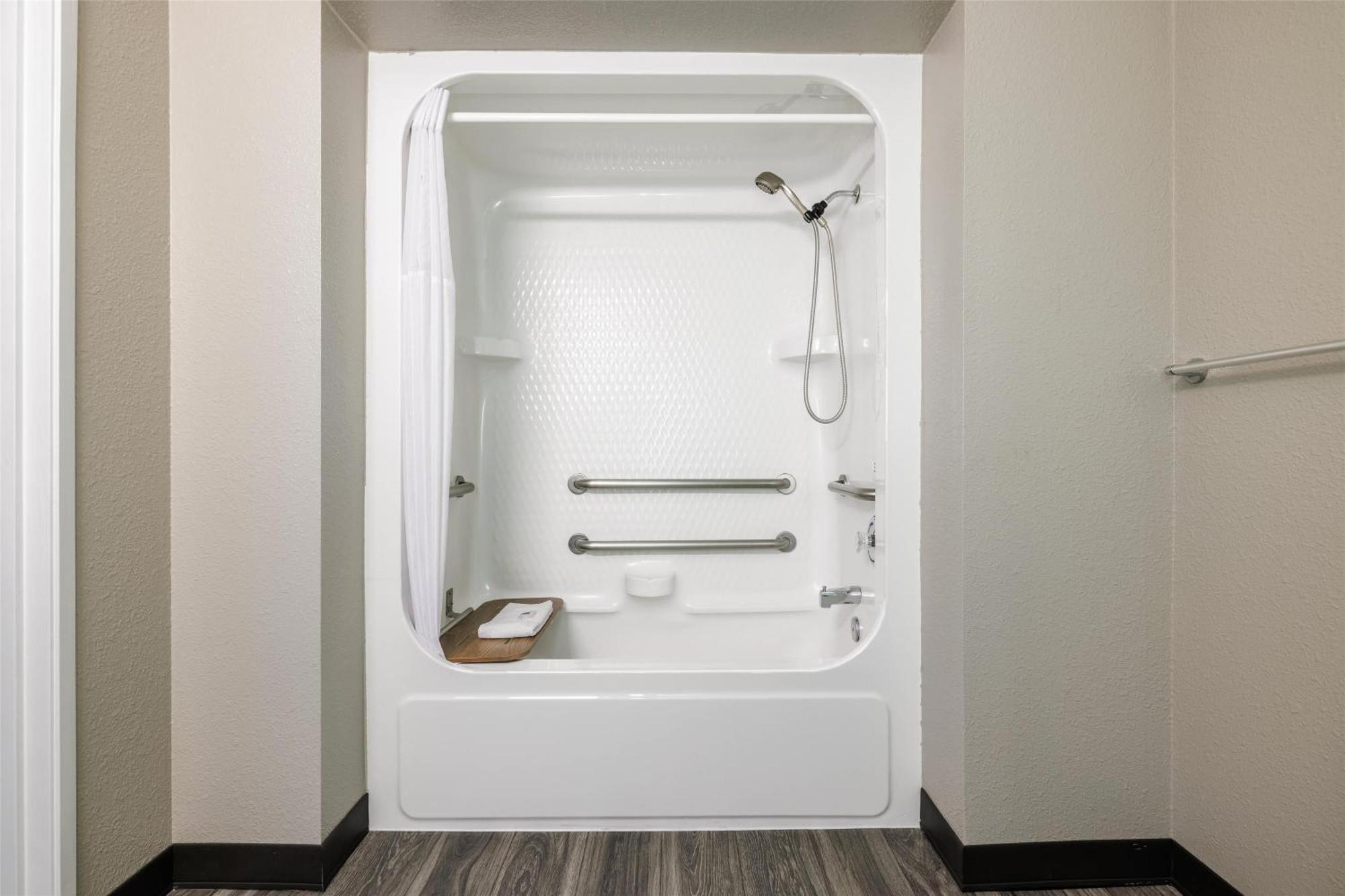 1 Queen Bed | Mobil Acces Tub Nsmk Minifridge