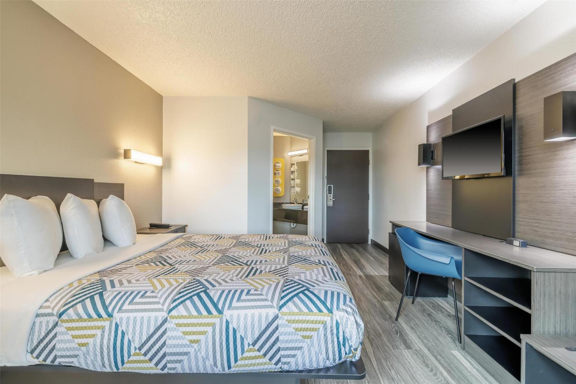 1 Queen Bed | Non-Smoking Mini Fridge