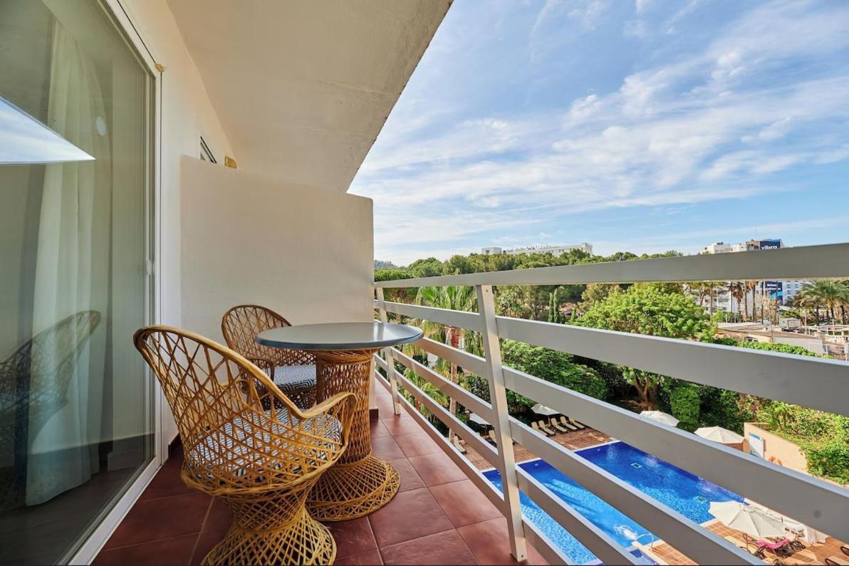 Alojamiento Doble con vistas a la piscina