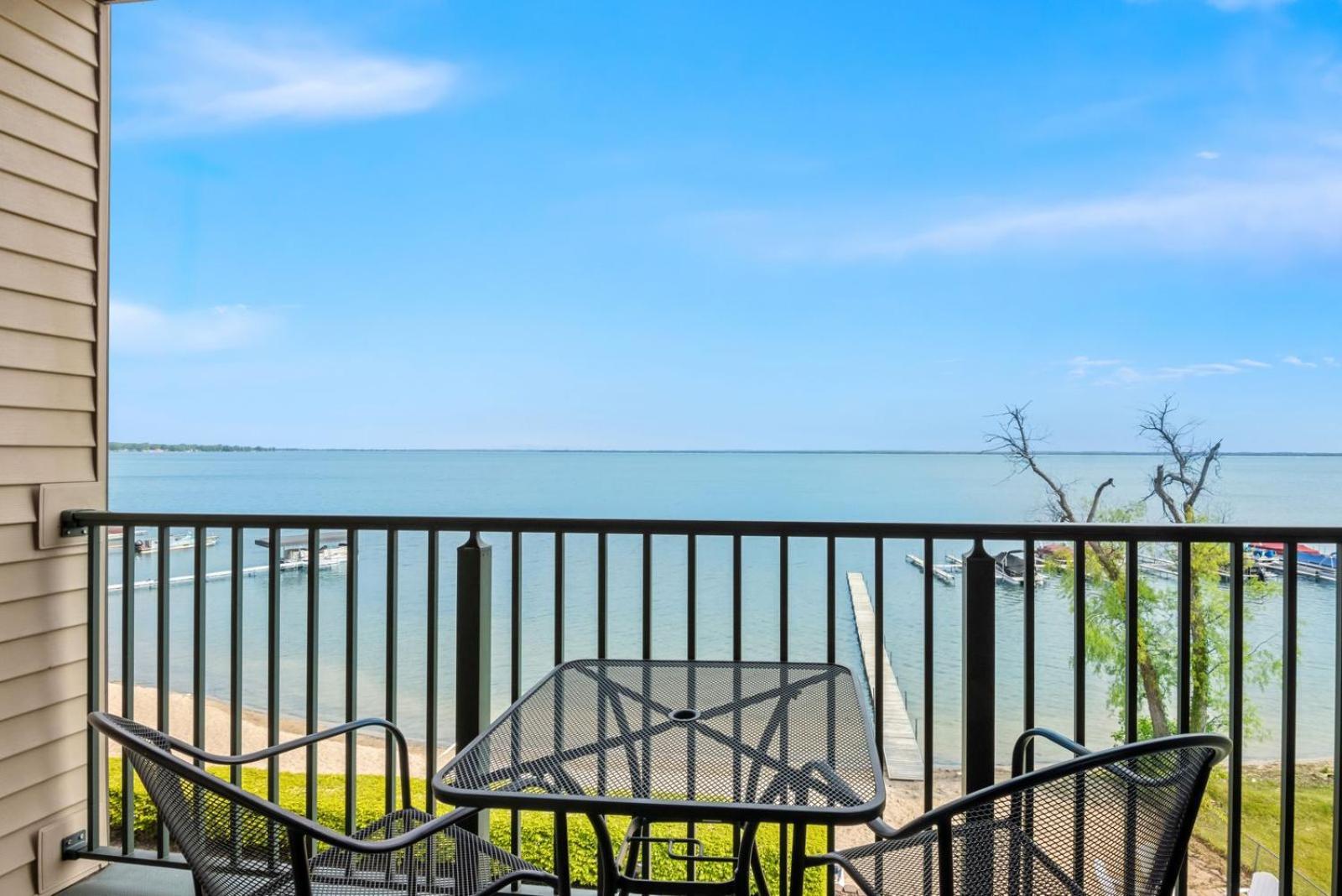 Two Queen Beds Private Lake View Balcony
