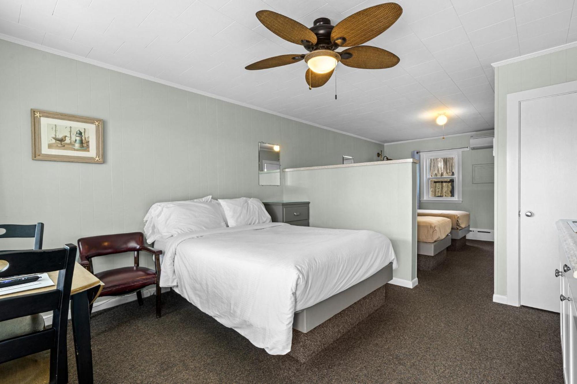 One Queen Two Single Beds Family Friendly Kitchenette