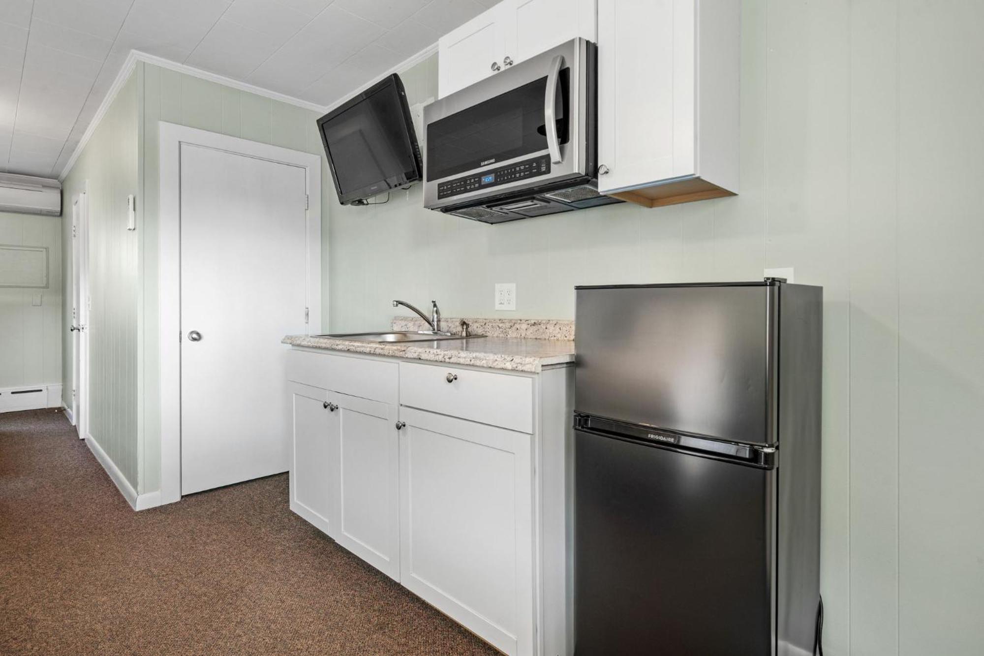 One Queen Two Single Beds Family Friendly Kitchenette