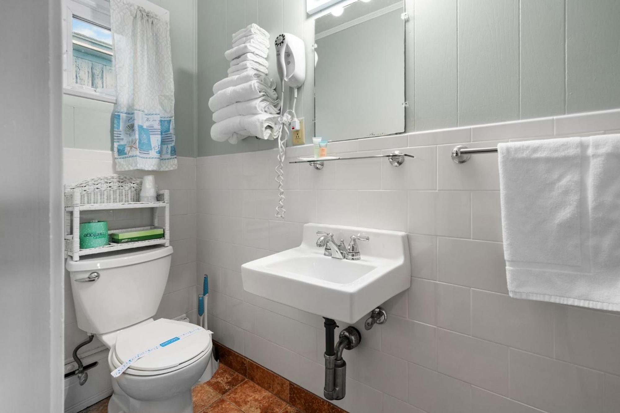 One Queen Two Single Beds Family Friendly Kitchenette