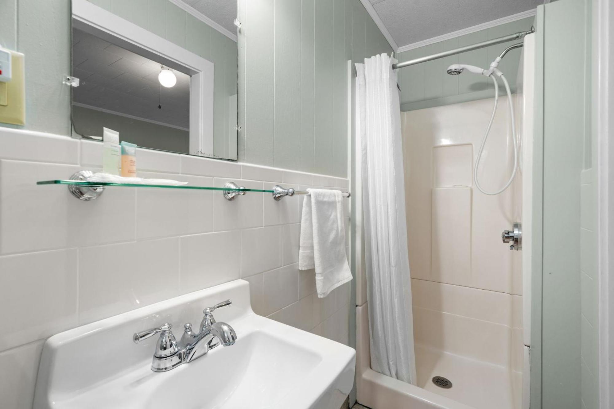 One Queen Two Single Beds Family Friendly Kitchenette