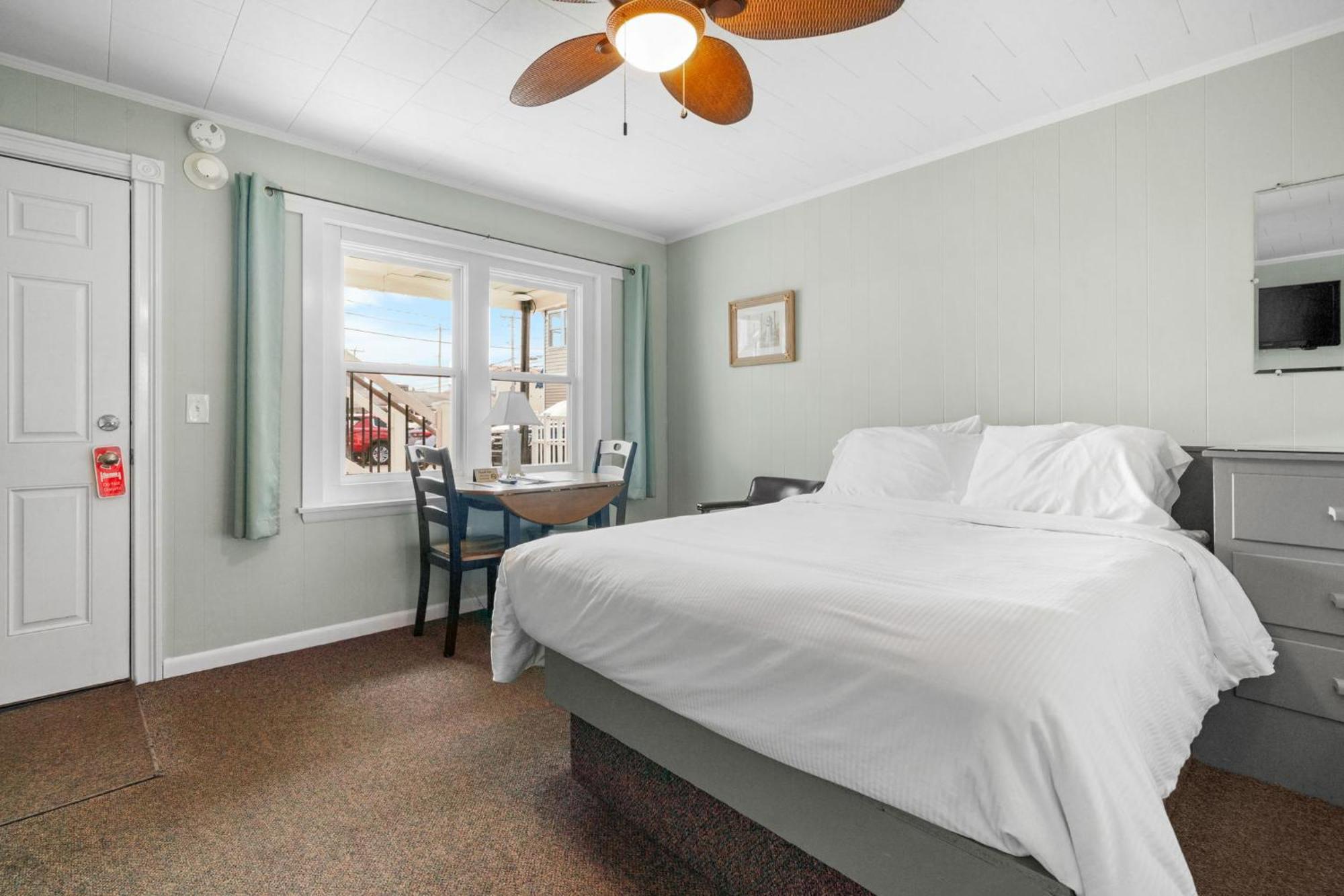 One Queen Two Single Beds Family Friendly Kitchenette