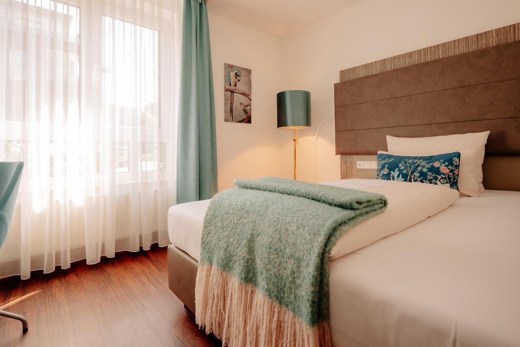 Standard Queen Room