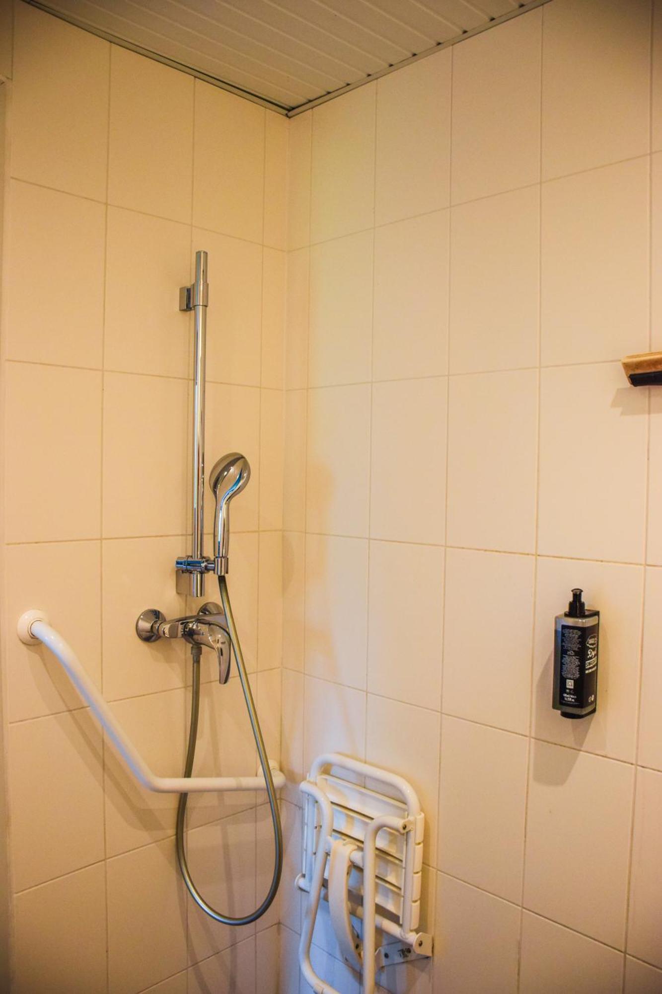 Chambre Lit King-Size pour Personnes à Mobilité Réduite