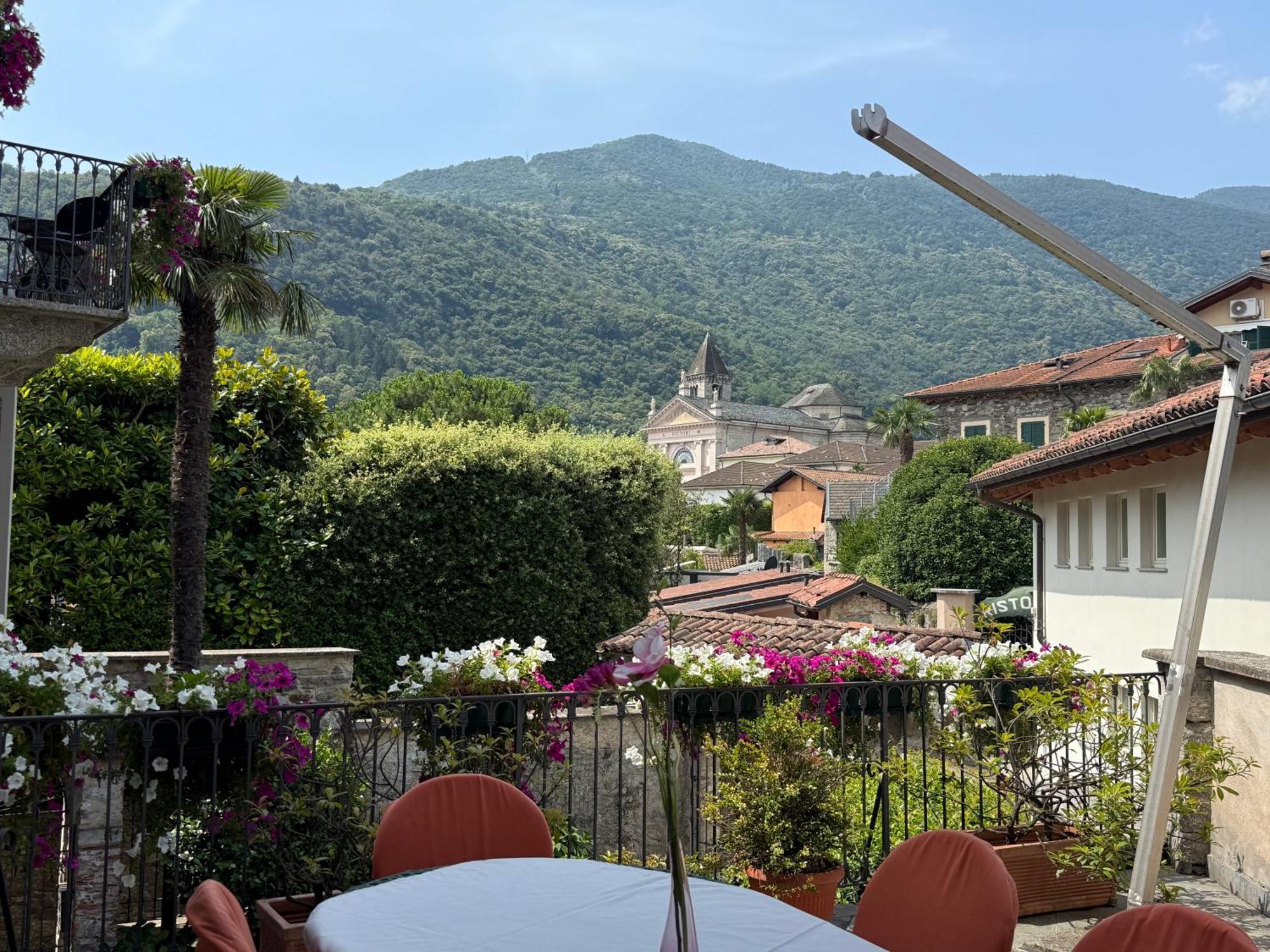 One-Bedroom Apartment Balcony Mountain View