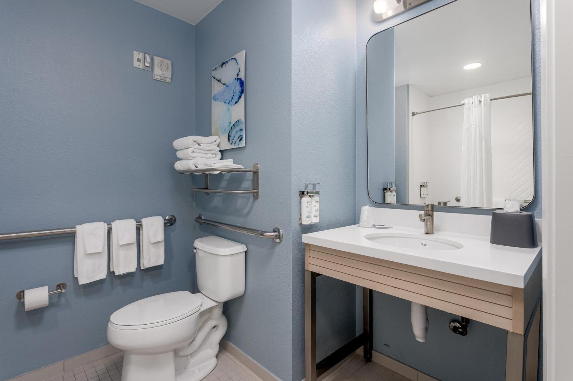 Standard King Room with Roll-In Shower - Mobility Access,1682939276:JPEG