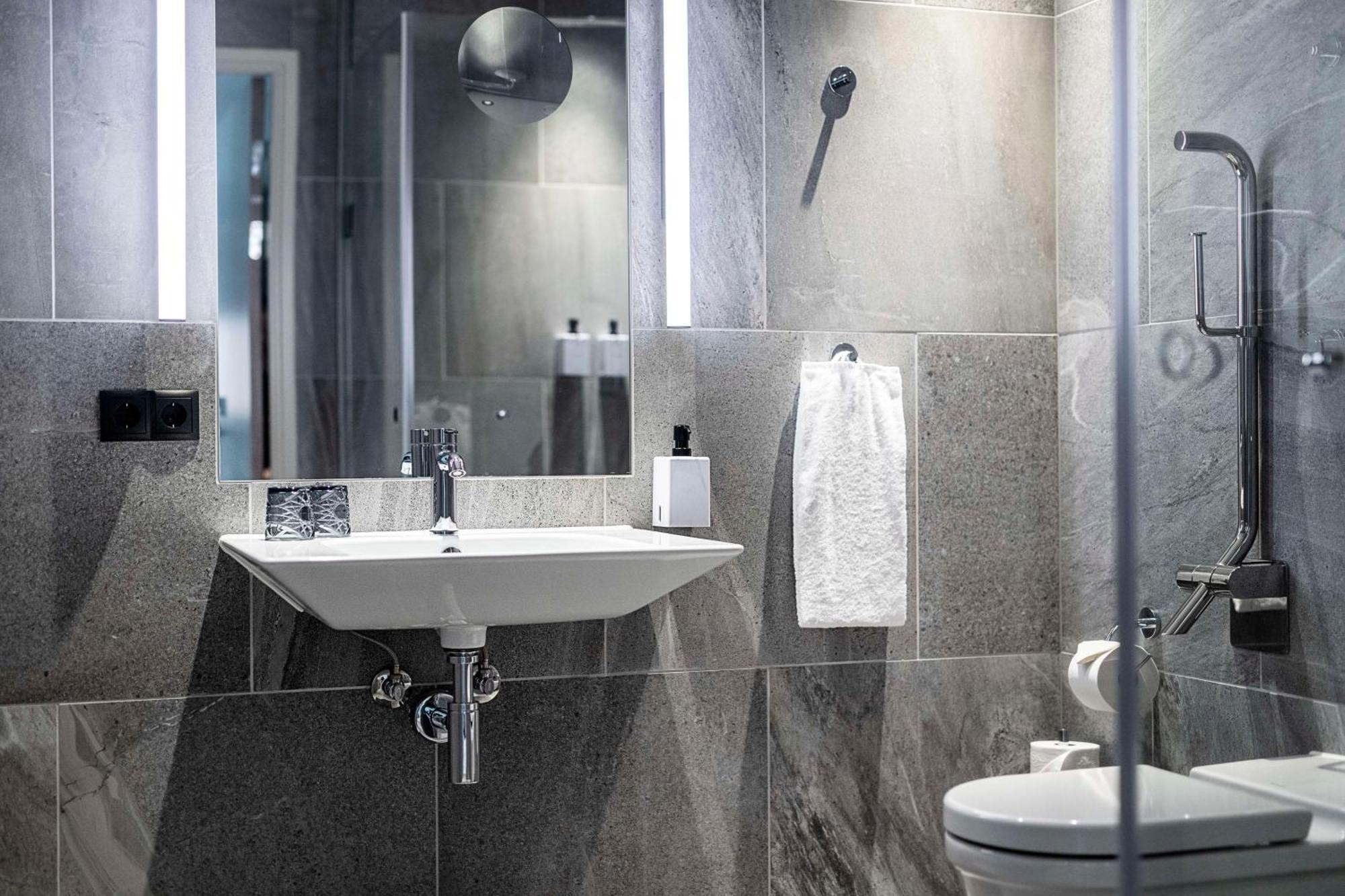 Superior Twin Room Wellness pool access
