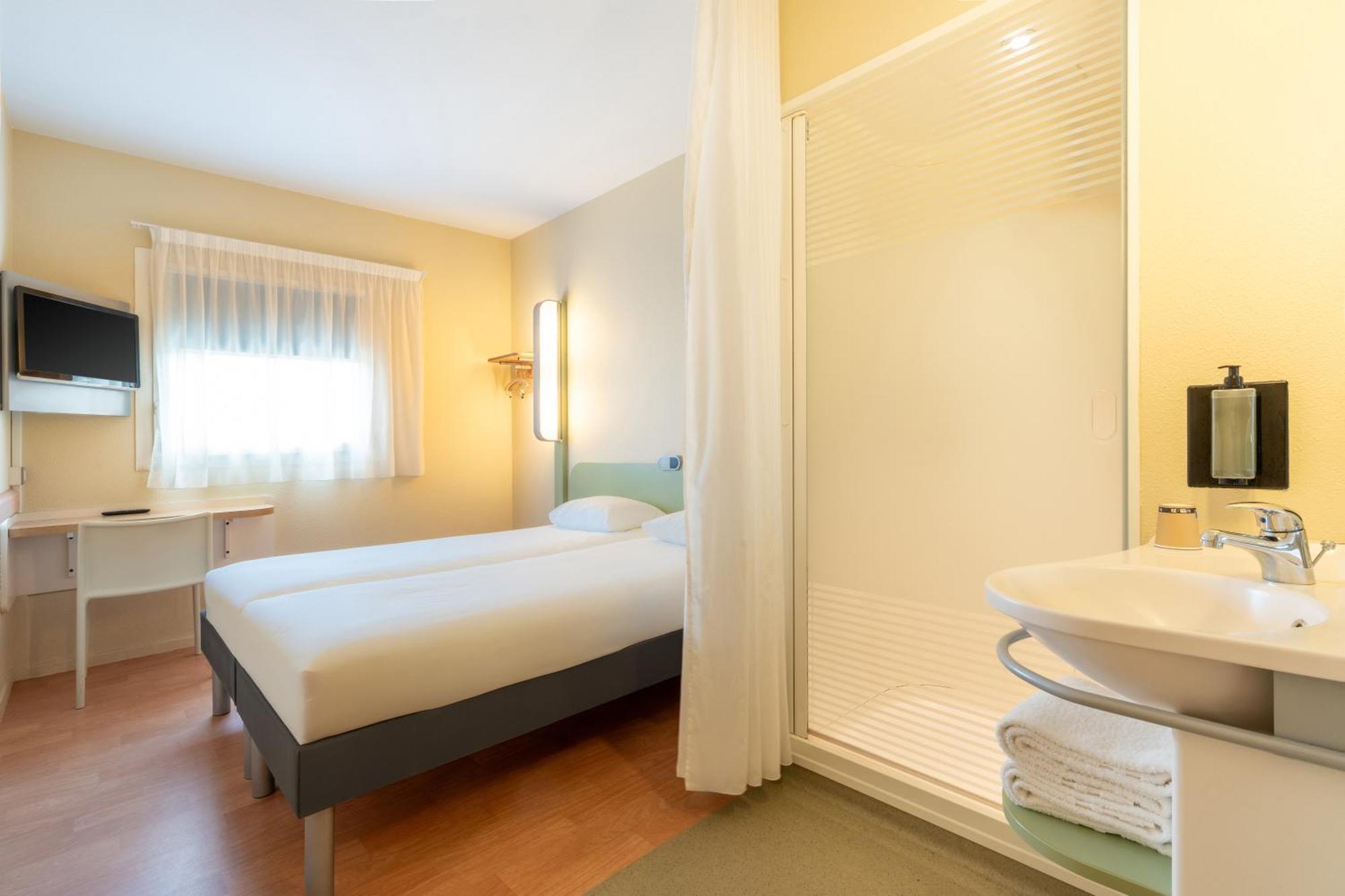 Twin Room,1683829762:JPEG