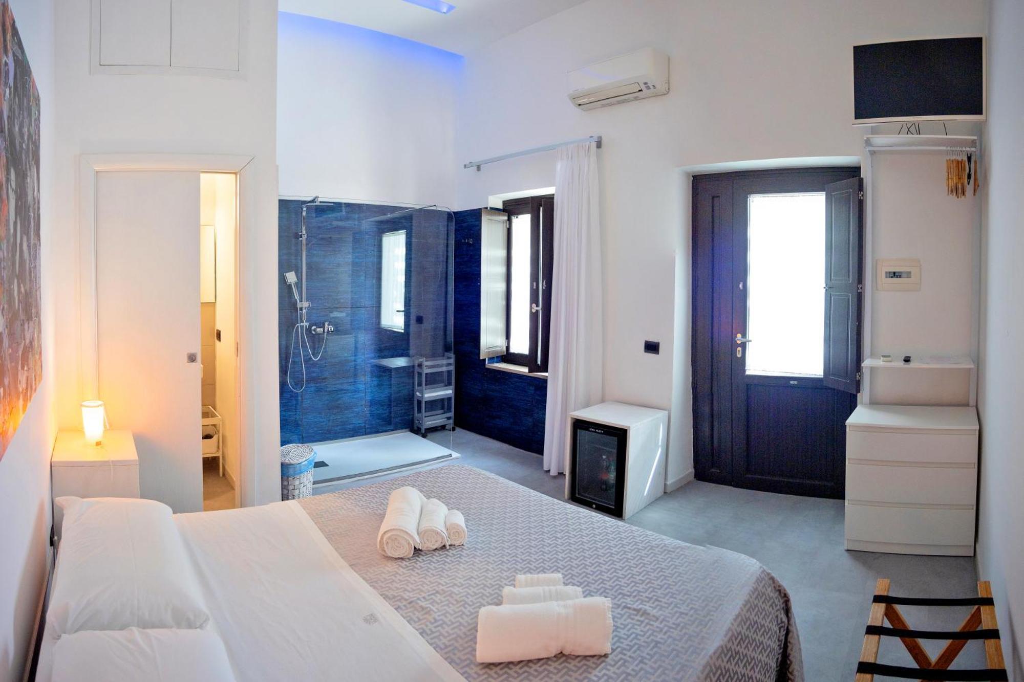 Deluxe Double Room Shower