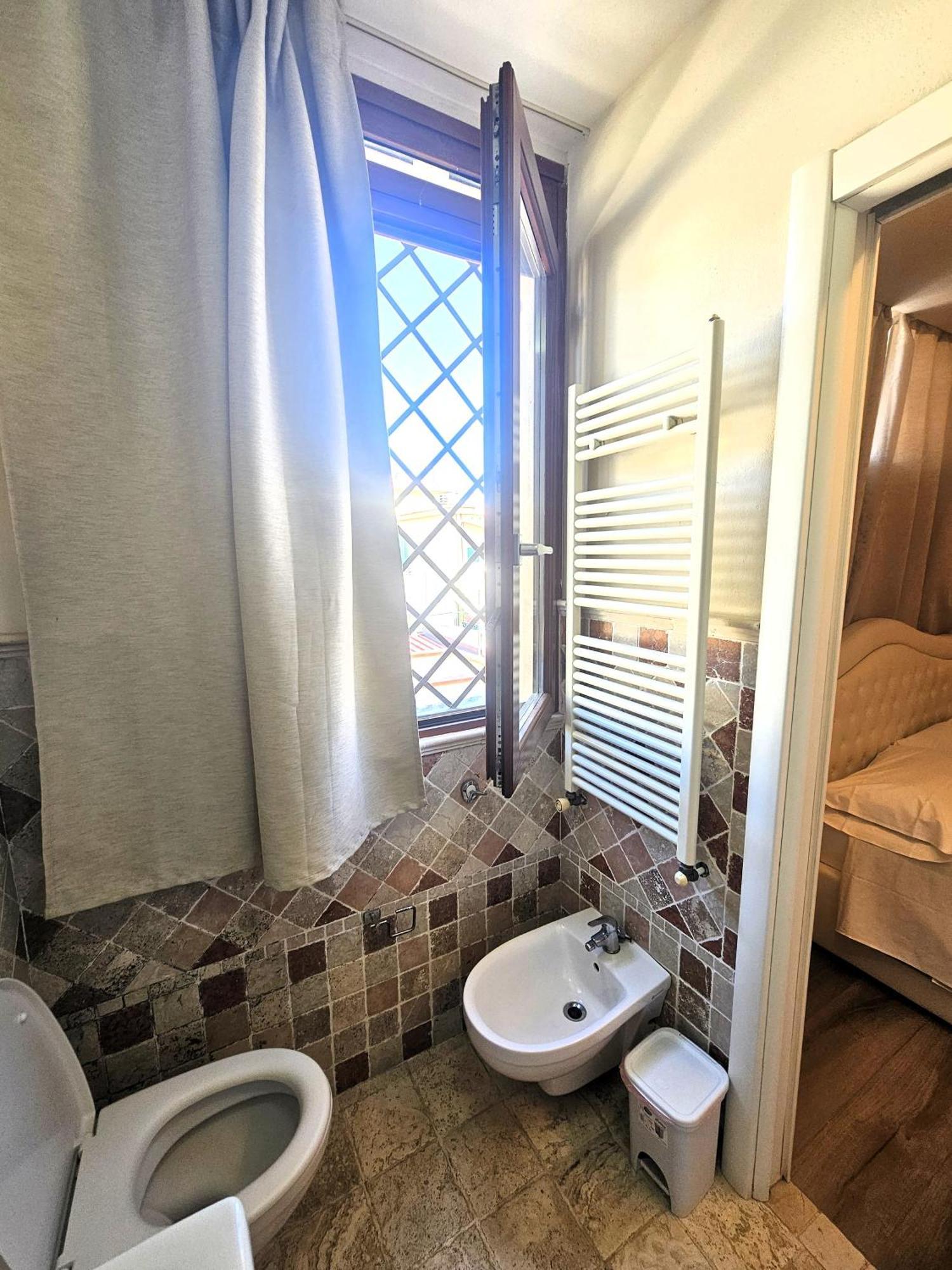 Double Room Private Bathroom