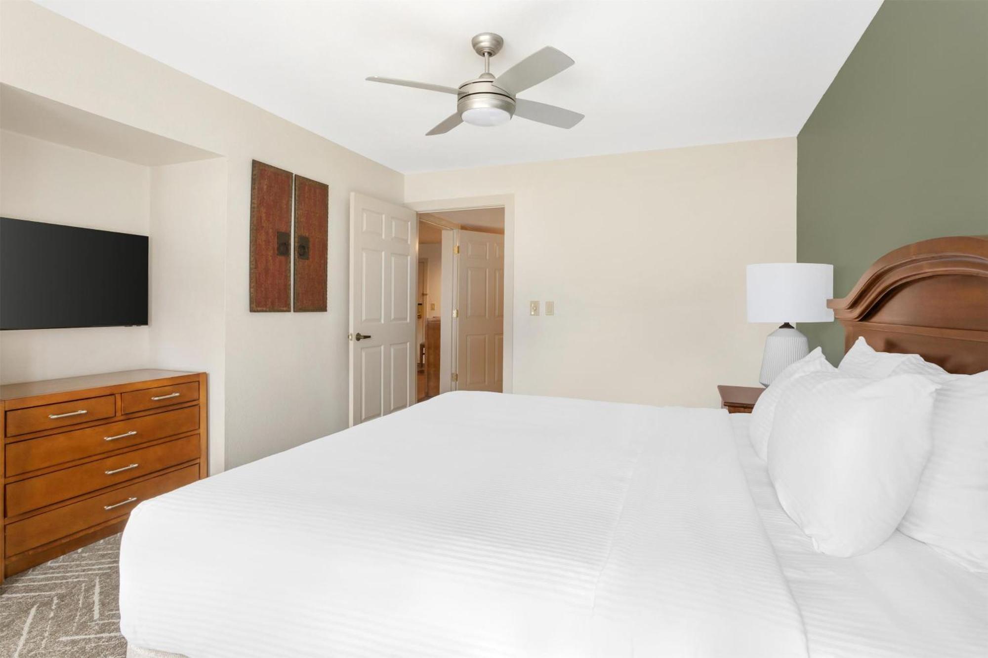 1 BEDROOM 1 KING DELUXE SUITE SOFABED