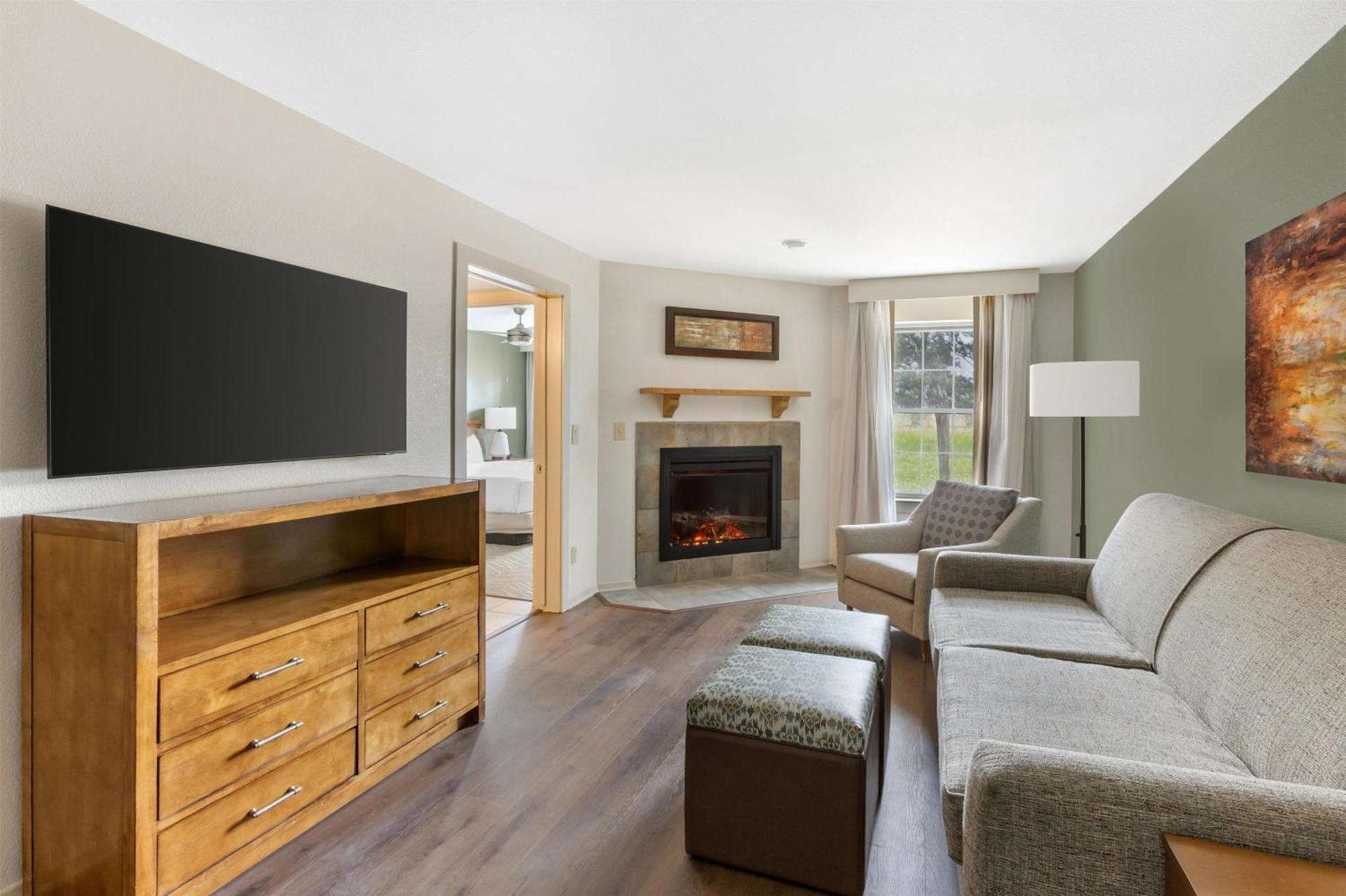 1 BEDROOM 1 KING DELUXE SUITE SOFABED