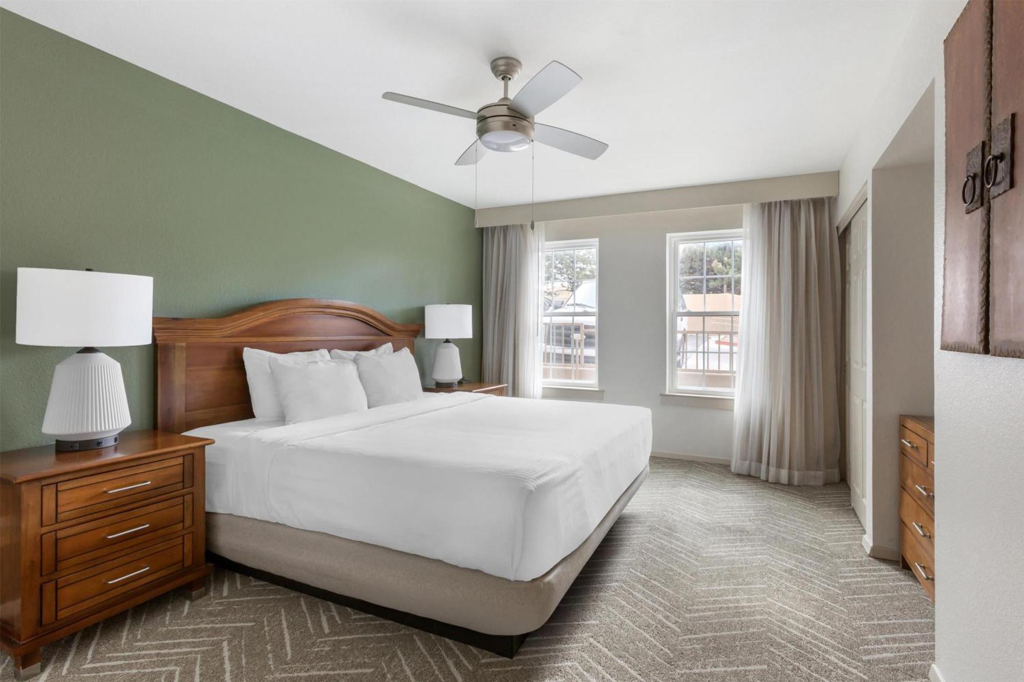 1 BEDROOM 1 KING DELUXE SUITE SOFABED