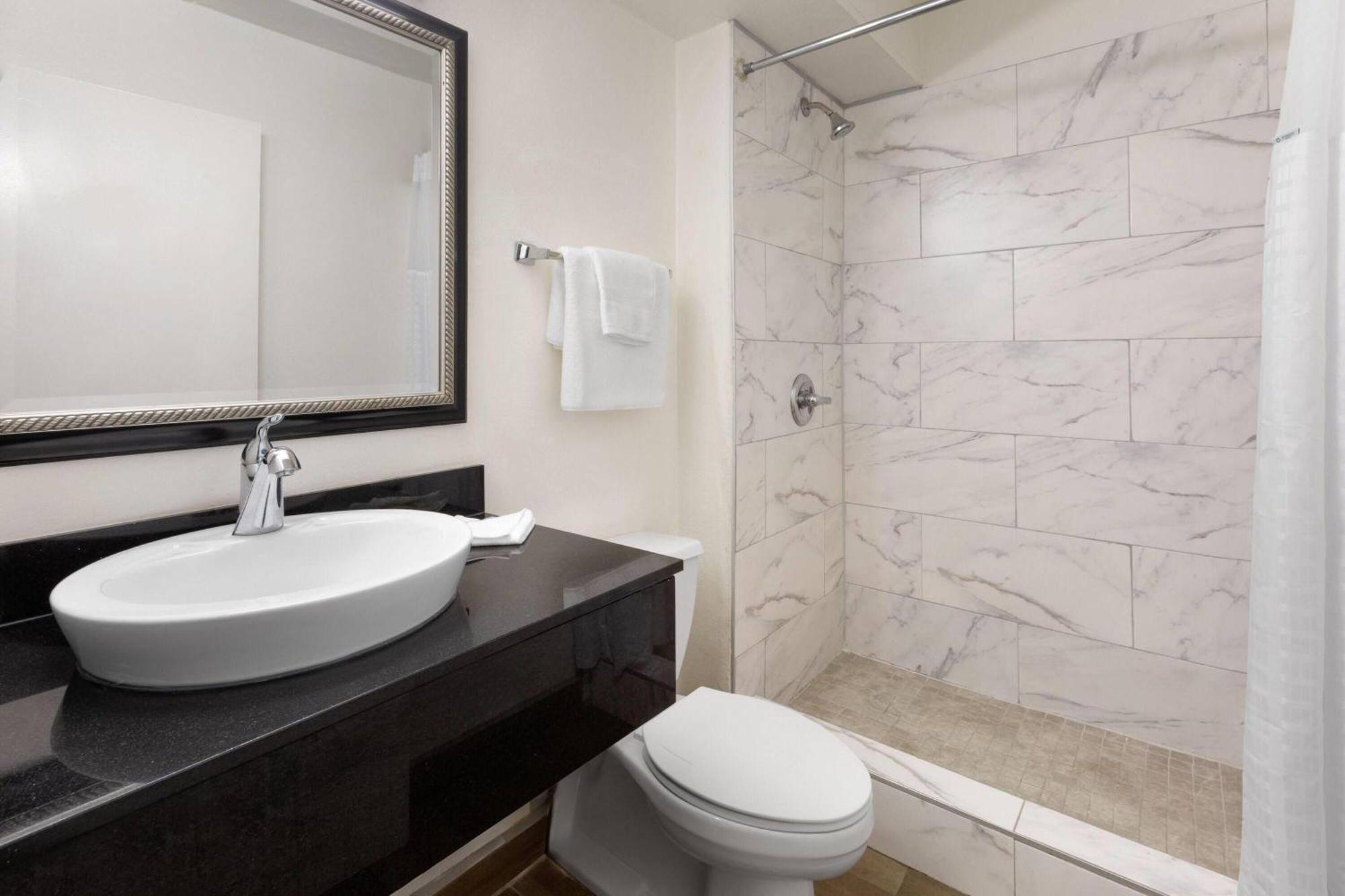 1 Queen Bed, Mobility/Hearing Accessible Room, Bathtub w/ Grab Bars, Non-Smoking