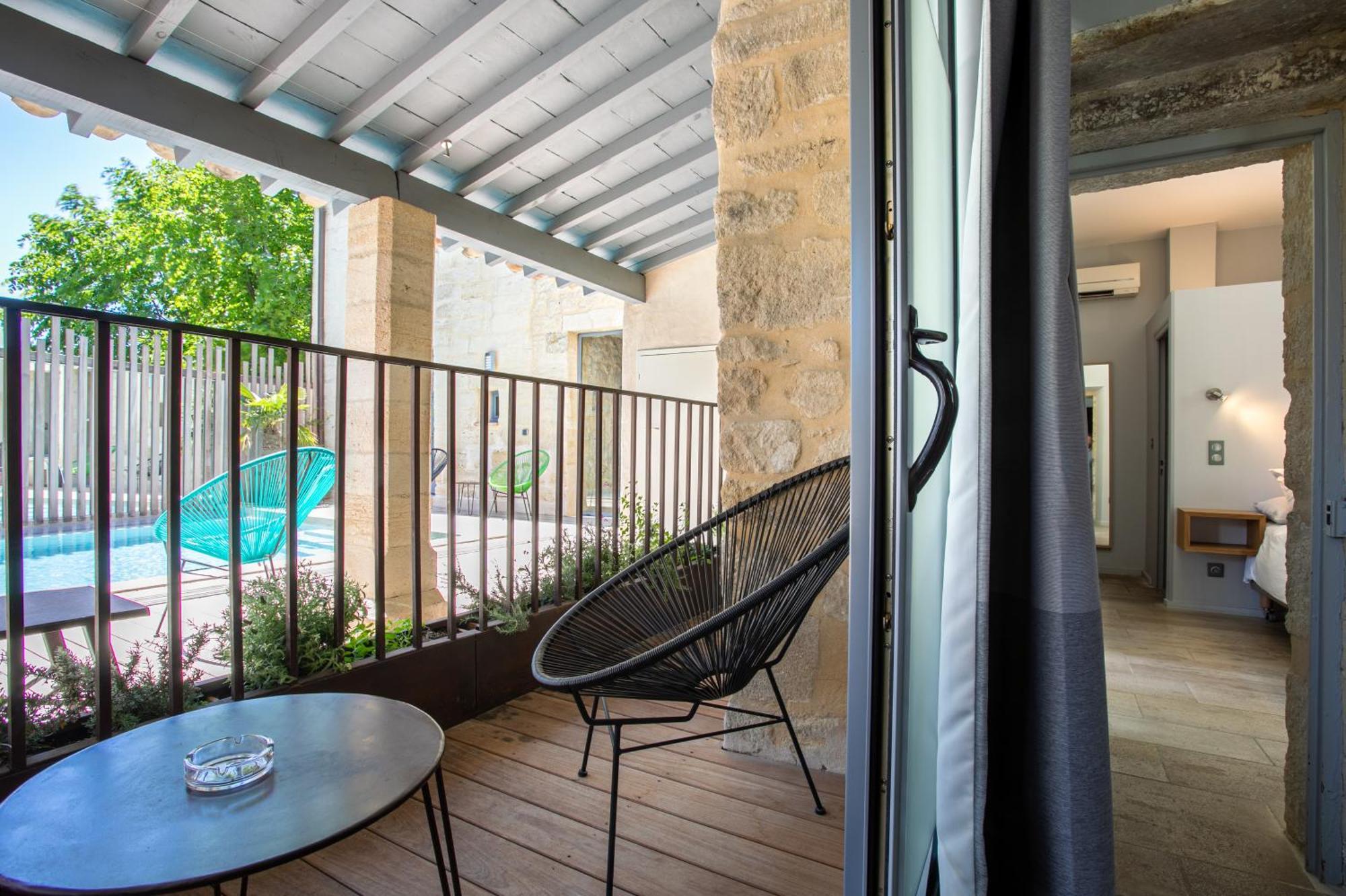 Deluxe Family Suite Poolside terrace