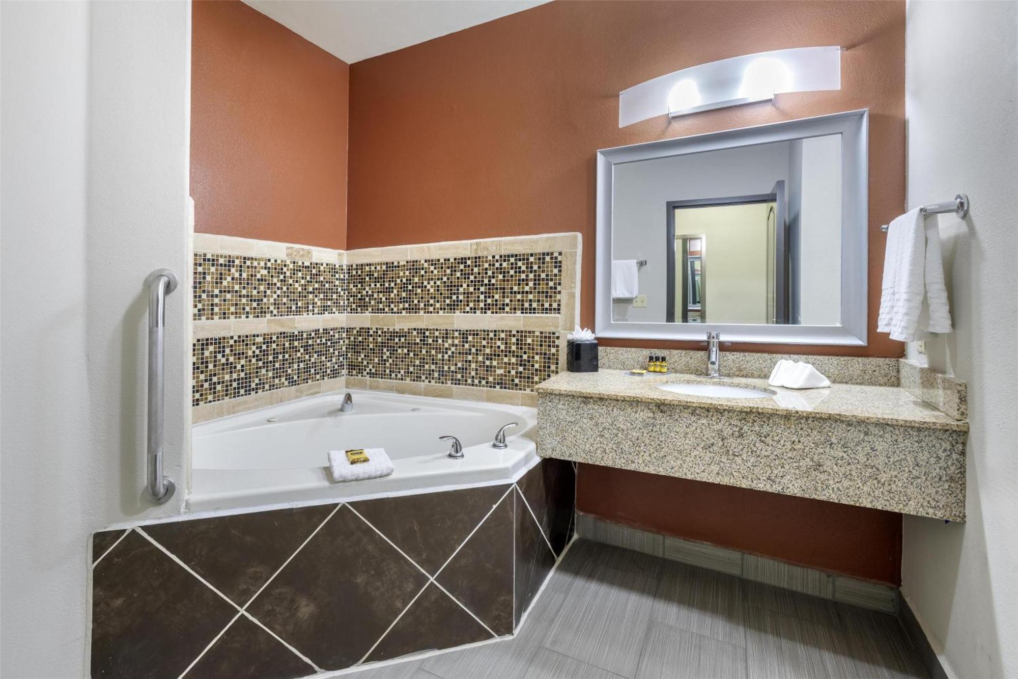 King Suite Whirlpool Non-Smoking
