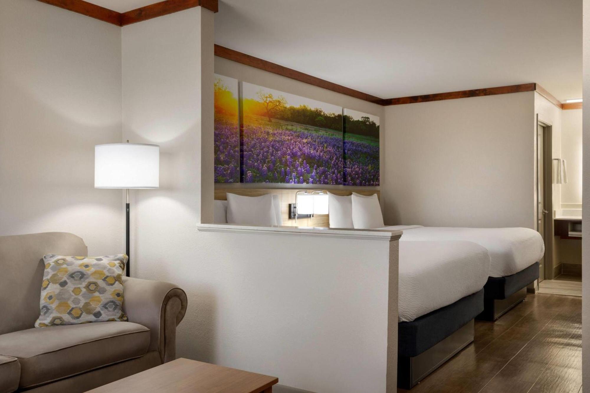 One-Bedroom Suite with Two Queen Beds - Non-Smoking