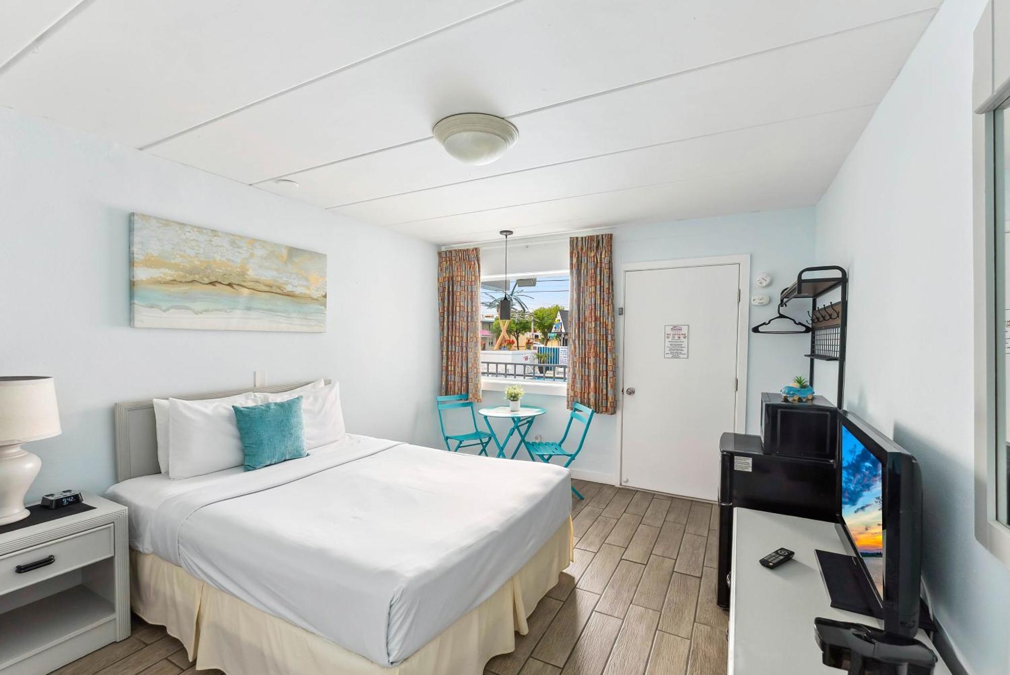 Single Queen Room