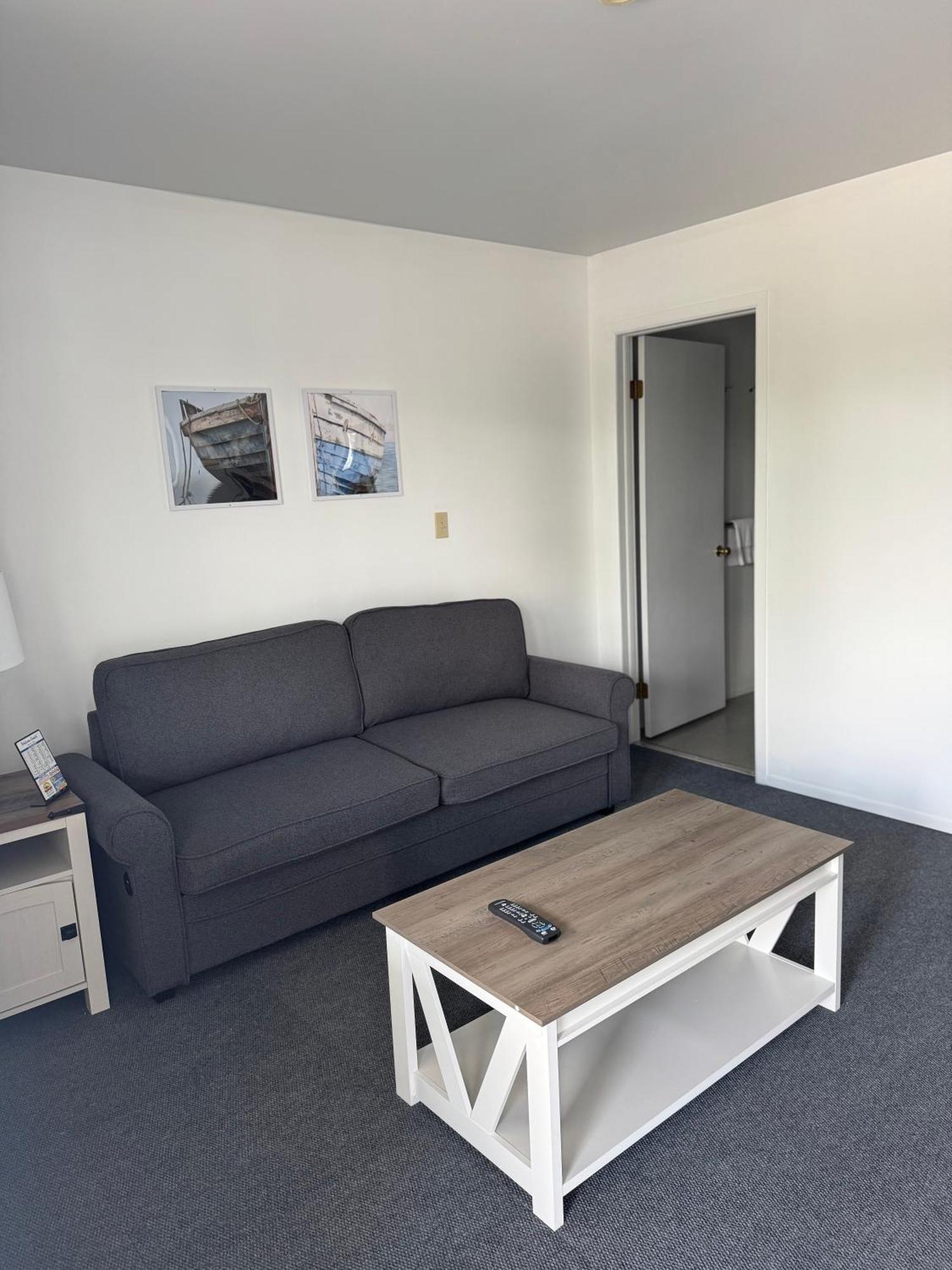 Deluxe Queen Suite